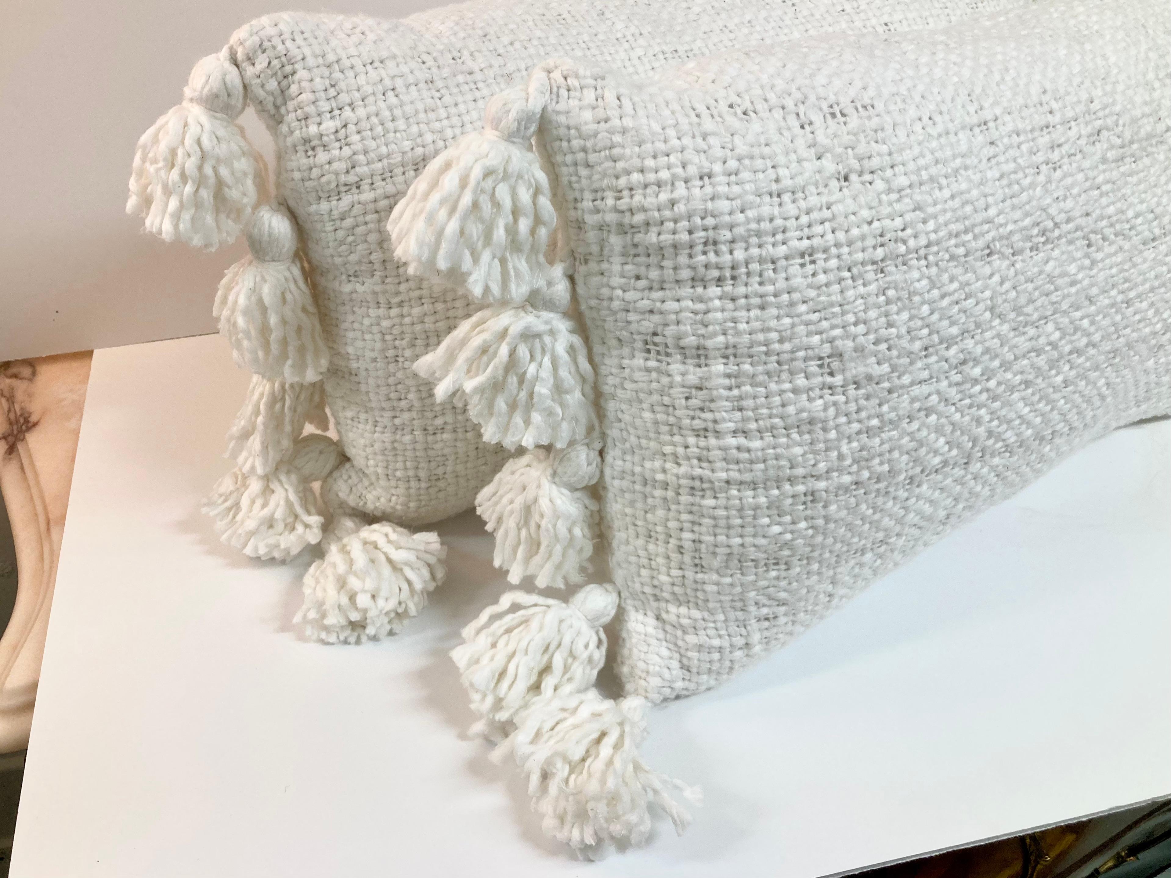 Cuscini decorativi in seta grezza Nature con nappe, una coppia in vendita 3