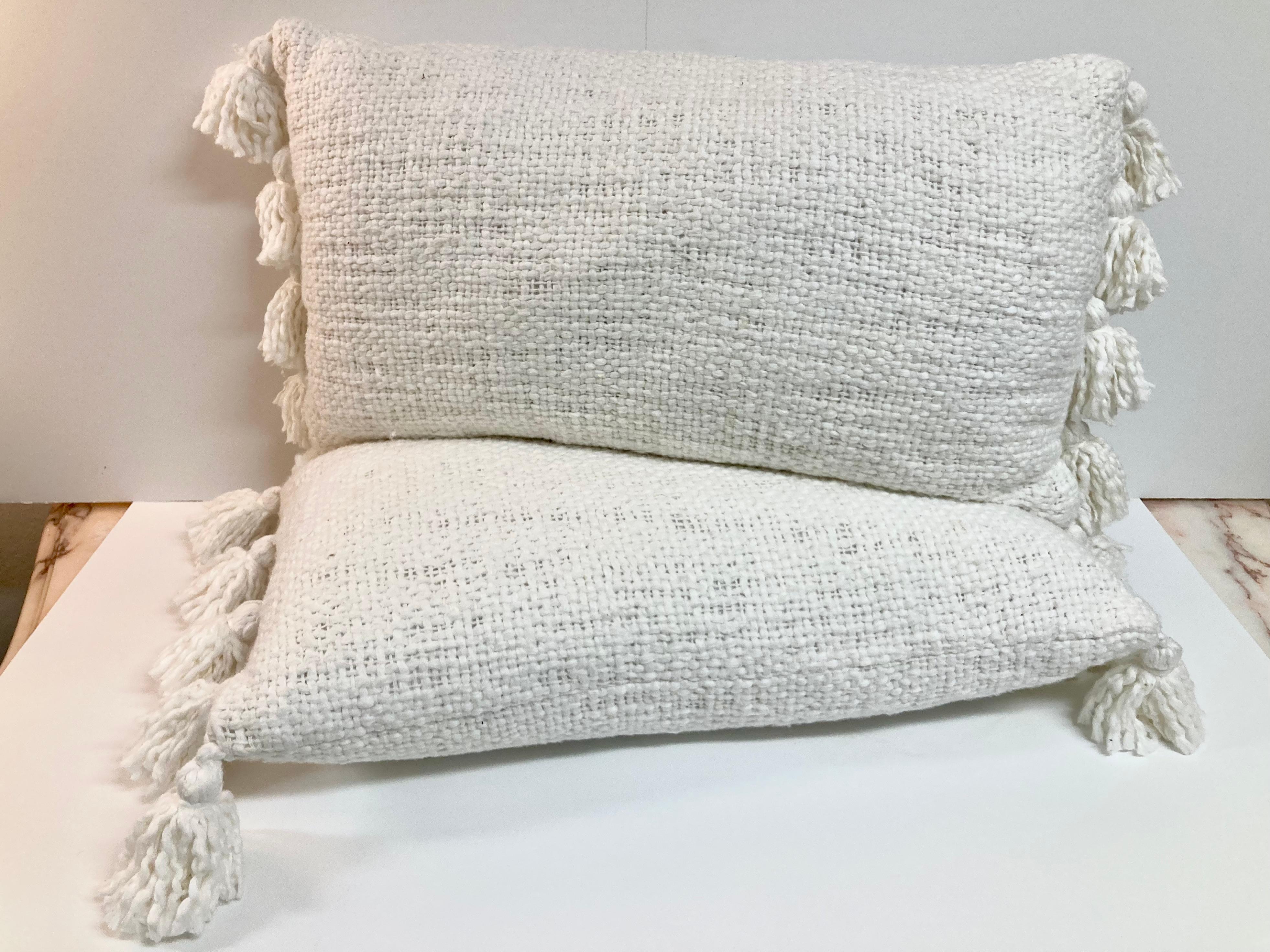 Incredibile coppia di cuscini decorativi in seta grezza naturale con nappe nello stile di Jean-Michel Frank. Questo tessuto era un punto fermo per Jean-Michel Frank e veniva utilizzato nella maggior parte dei suoi design di tappezzeria. Abbiamo un