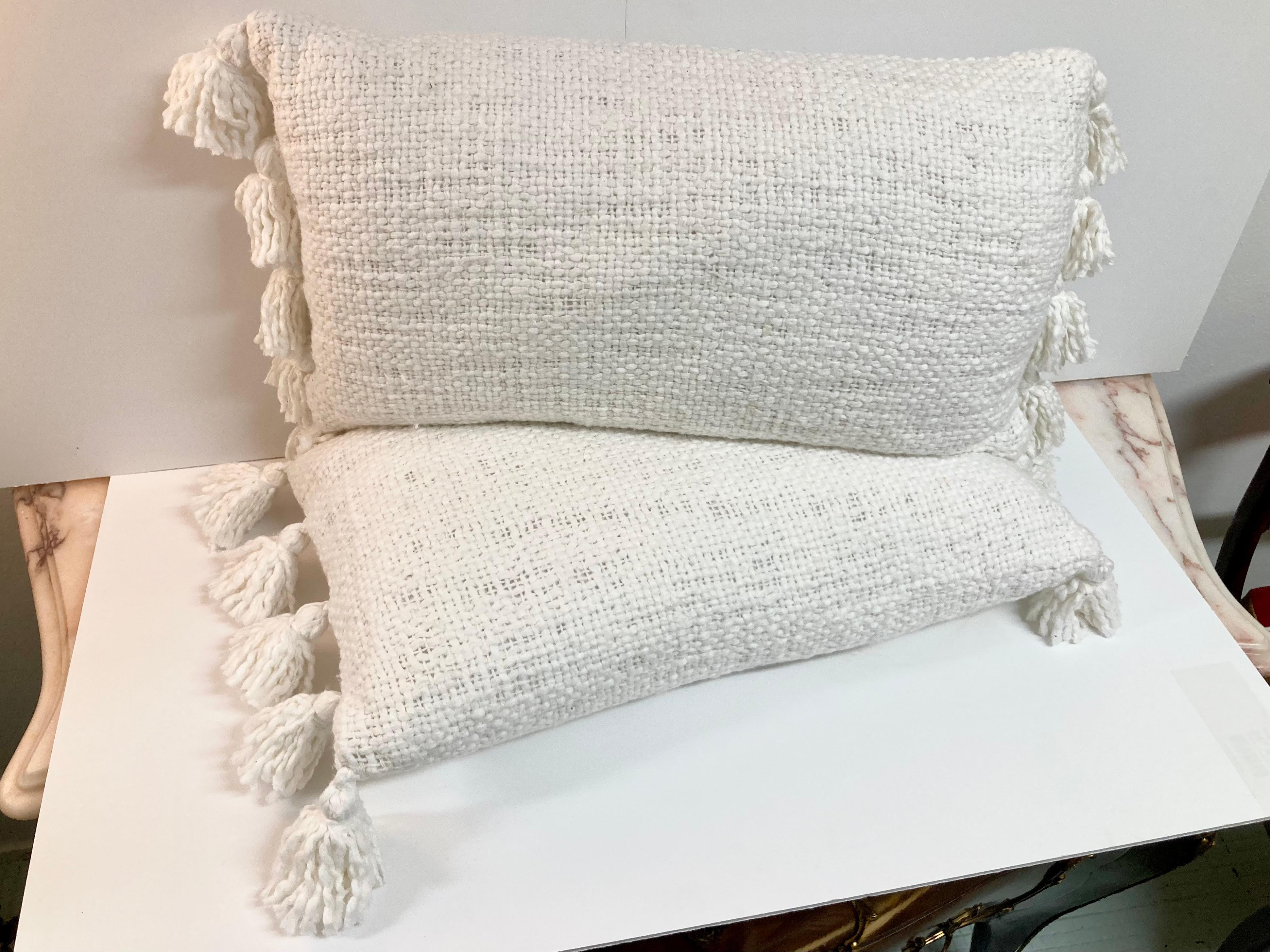 Art Déco Cuscini decorativi in seta grezza Nature con nappe, una coppia in vendita