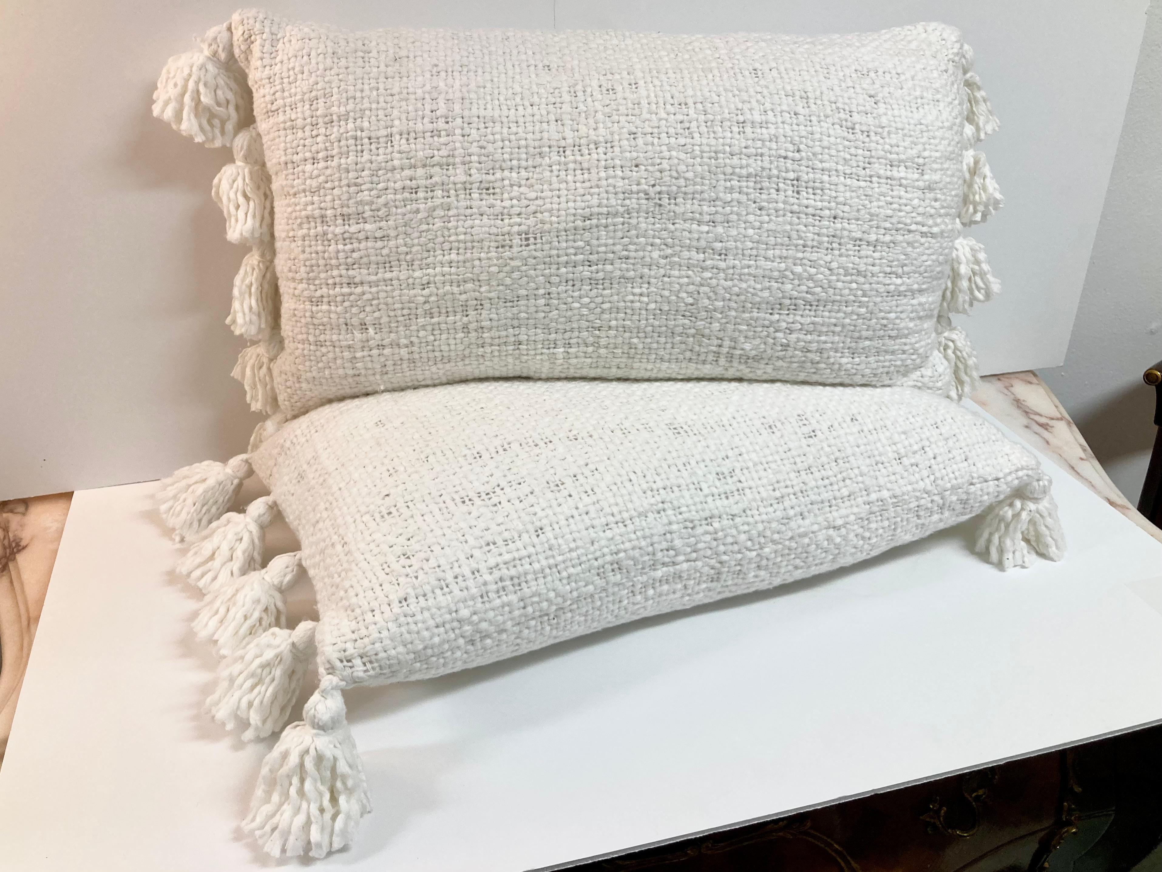 Francese Cuscini decorativi in seta grezza Nature con nappe, una coppia in vendita
