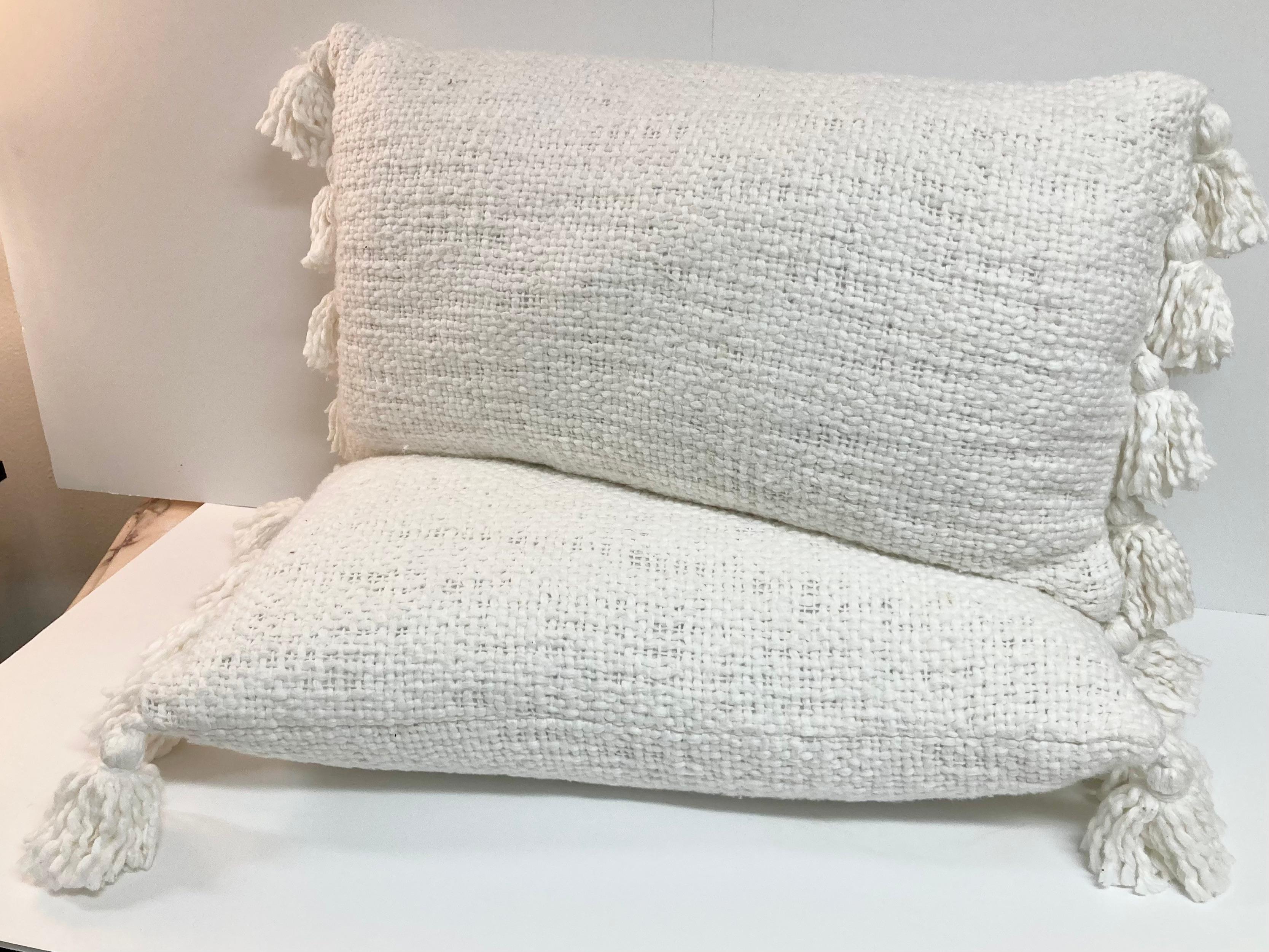 Cuscini decorativi in seta grezza Nature con nappe, una coppia In condizioni buone in vendita a Los Angeles, CA