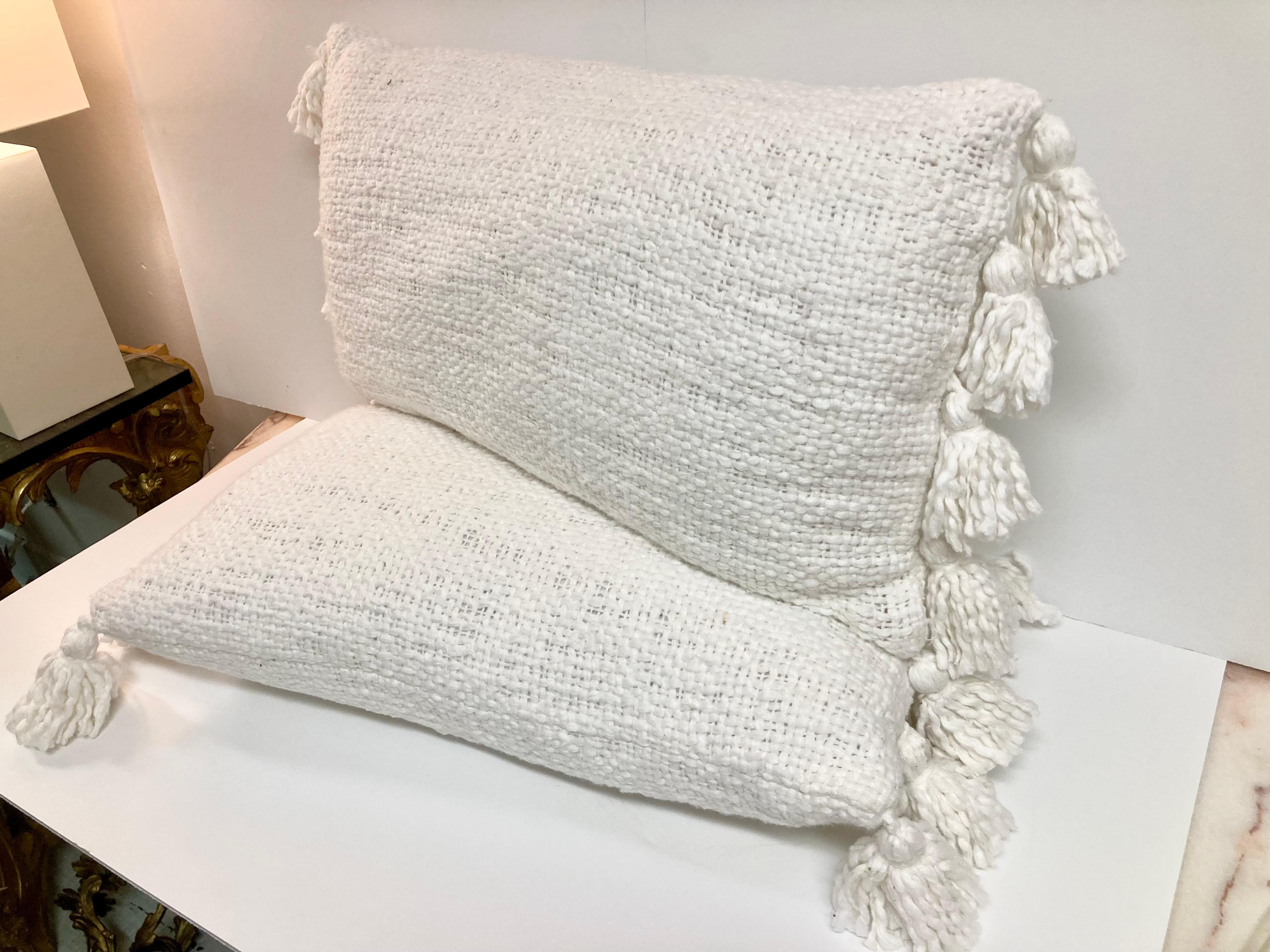 Fine XX secolo Cuscini decorativi in seta grezza Nature con nappe, una coppia in vendita