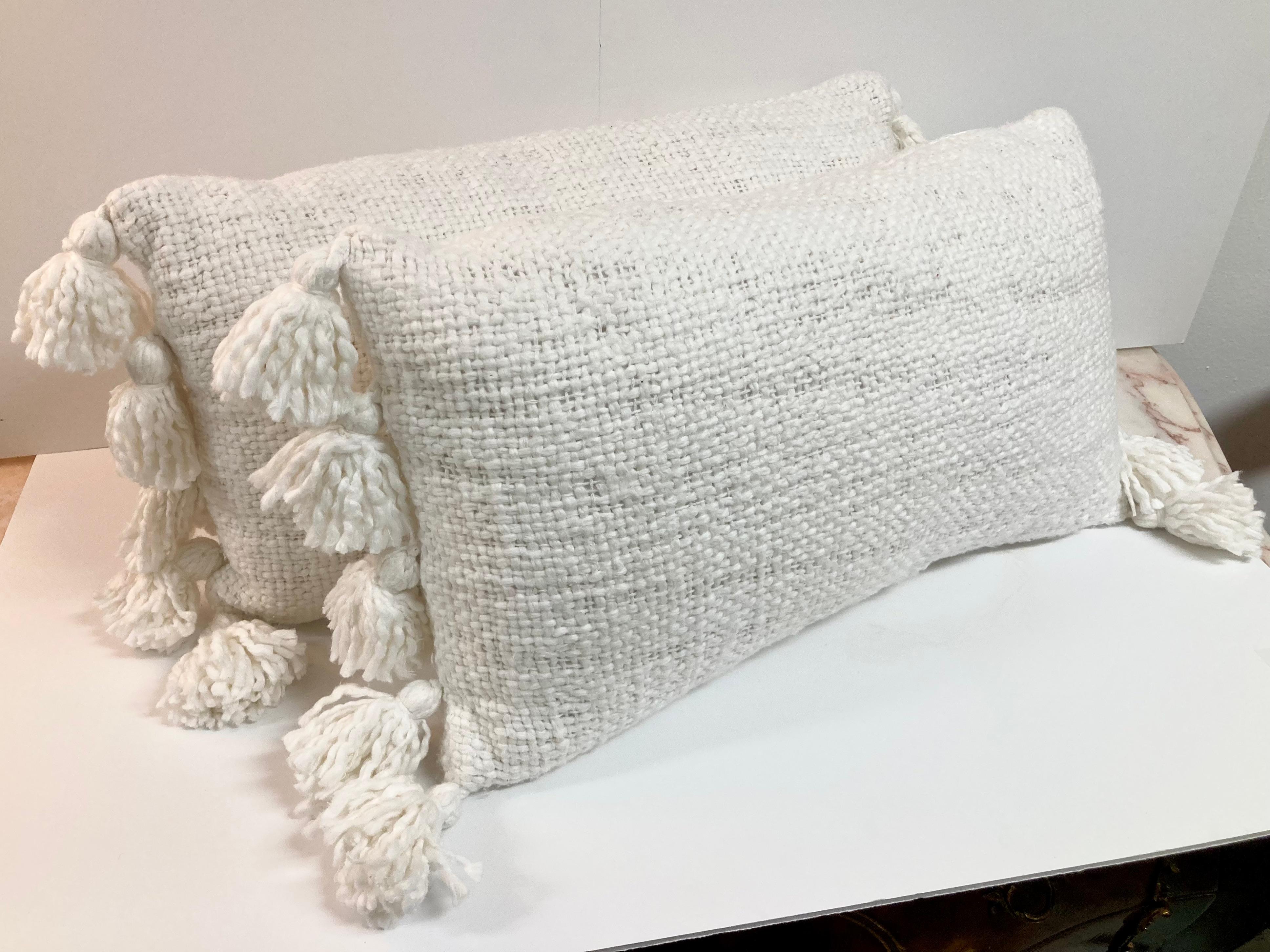 Seta Cuscini decorativi in seta grezza Nature con nappe, una coppia in vendita