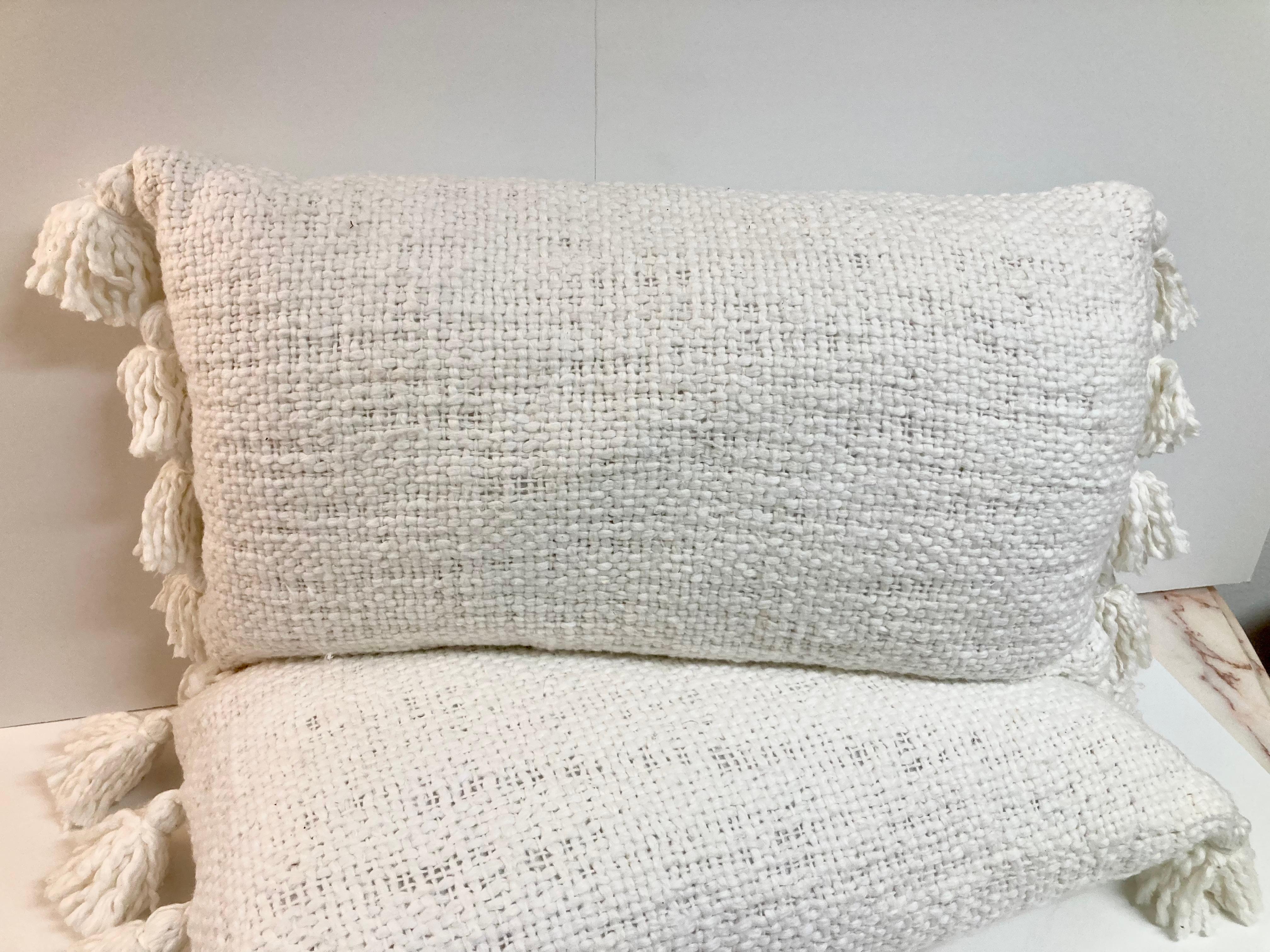 Cuscini decorativi in seta grezza Nature con nappe, una coppia in vendita 1