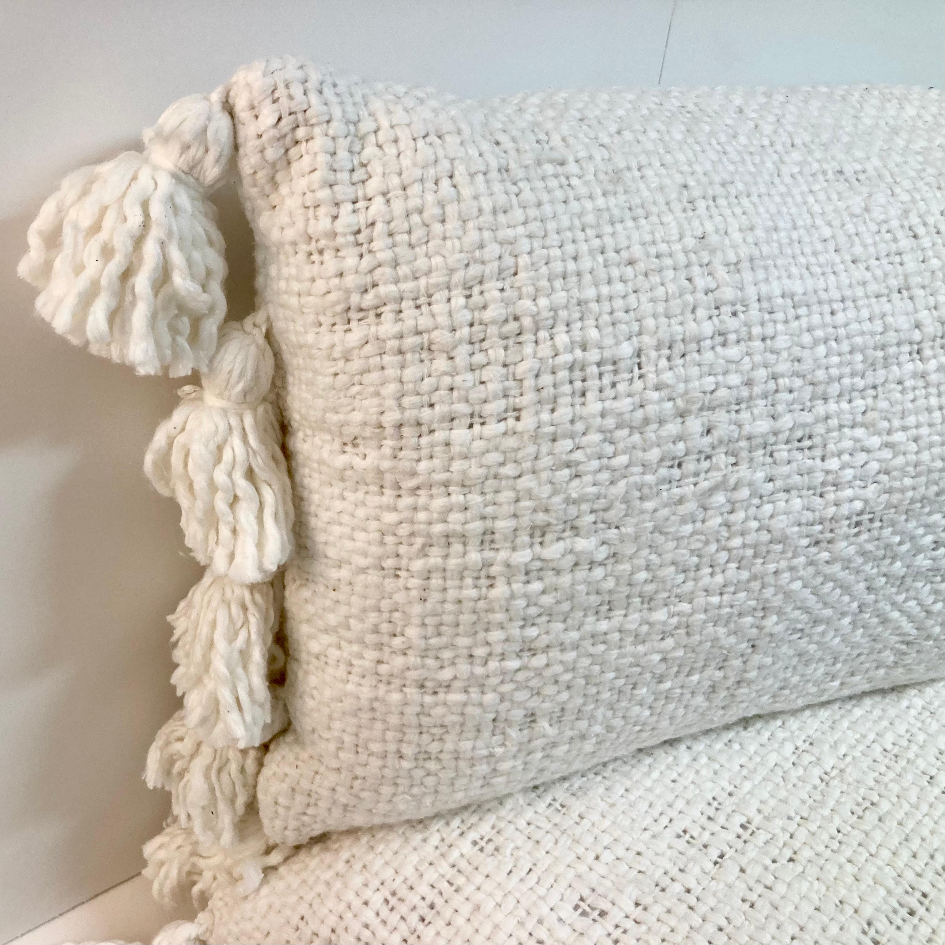 Cuscini decorativi in seta grezza Nature con nappe, una coppia in vendita 2
