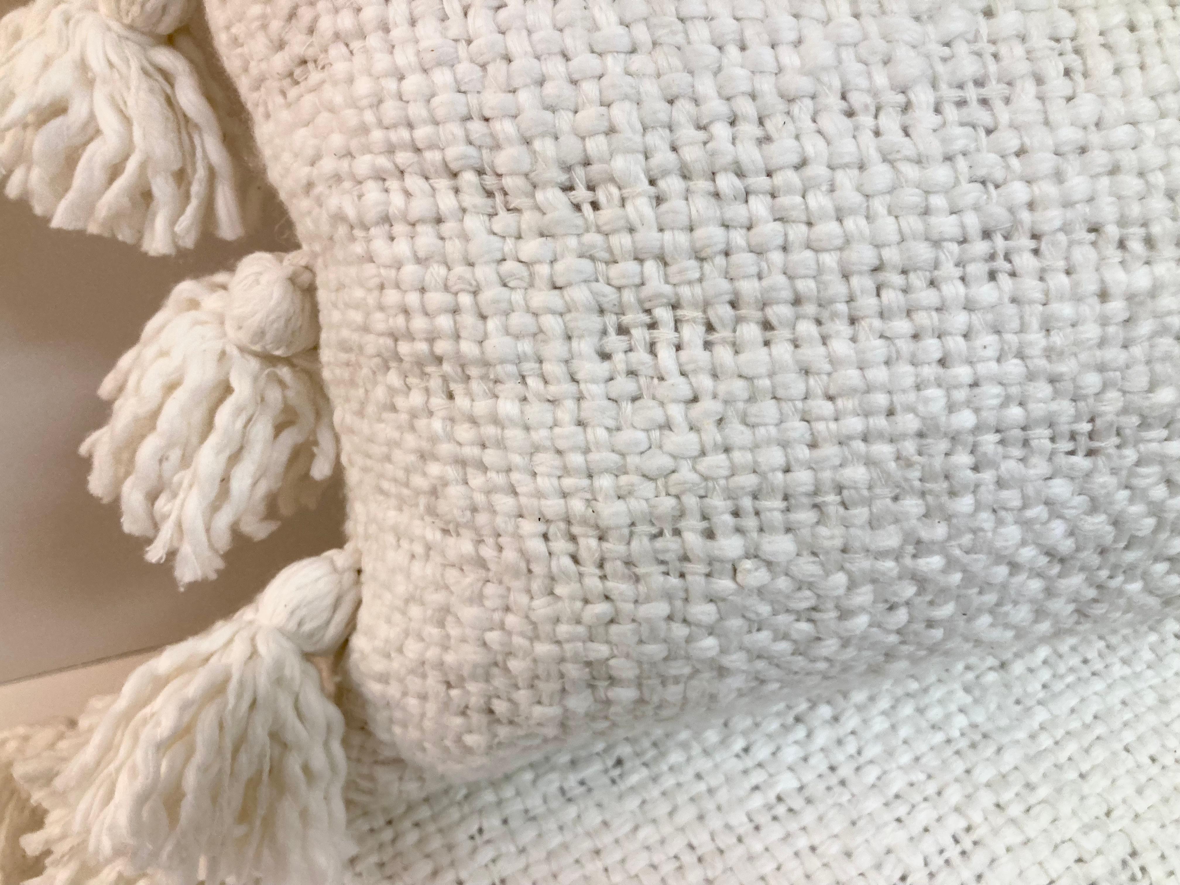 Cuscini decorativi super morbidi in seta grezza Nature con nappe, una coppia in vendita 3