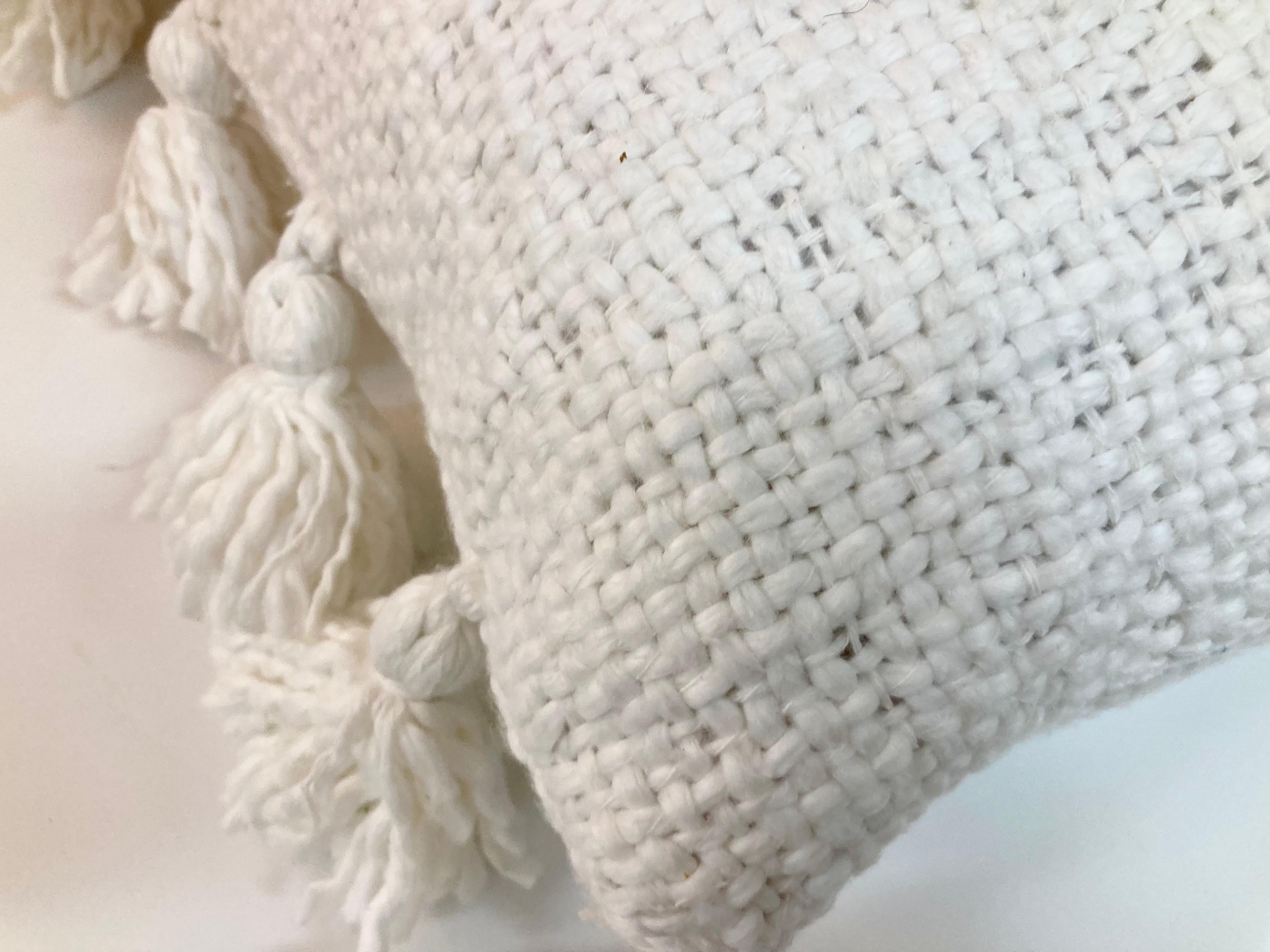 Cuscini decorativi super morbidi in seta grezza Nature con nappe, una coppia in vendita 4
