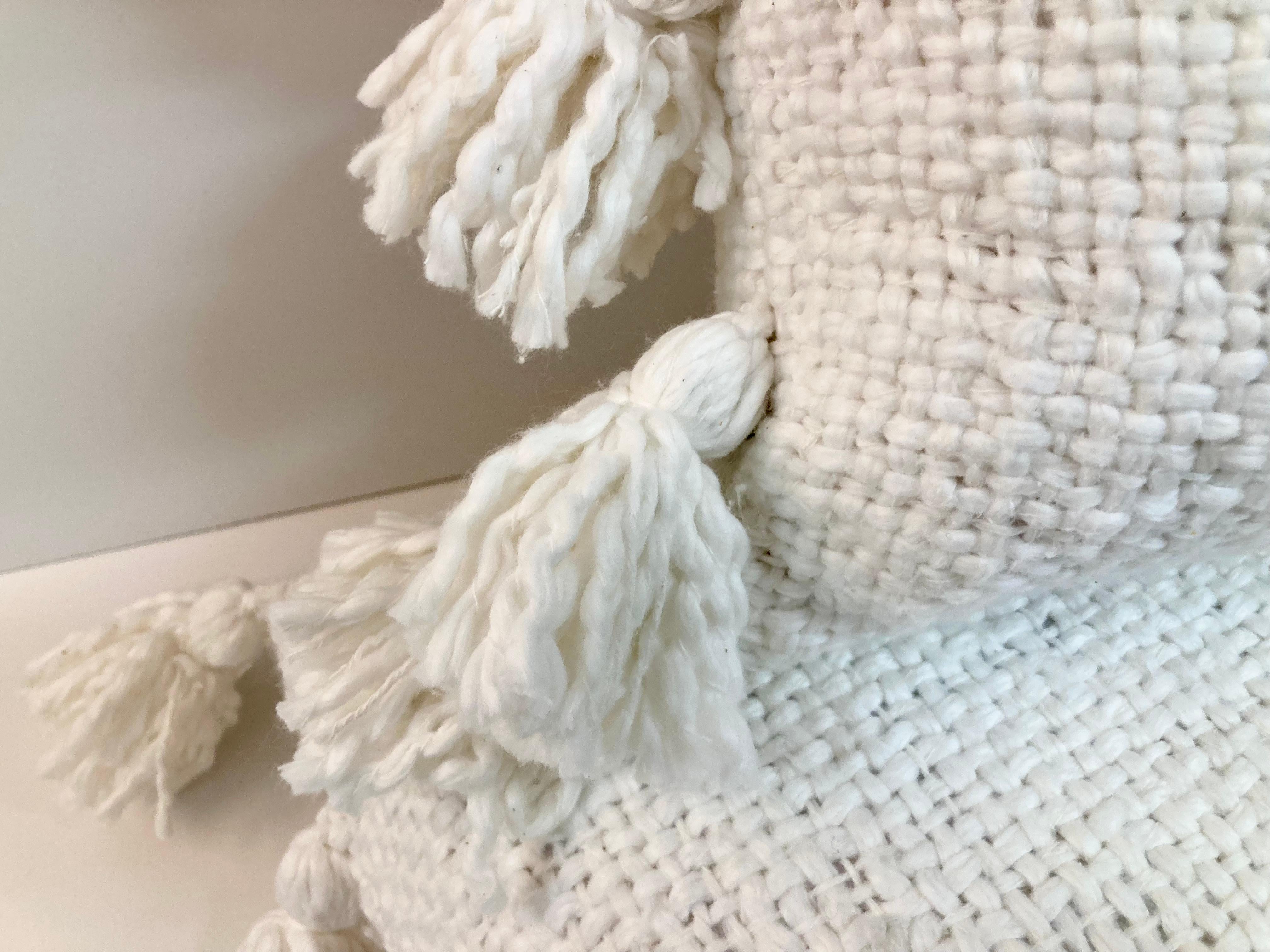 Cuscini decorativi super morbidi in seta grezza Nature con nappe, una coppia in vendita 5