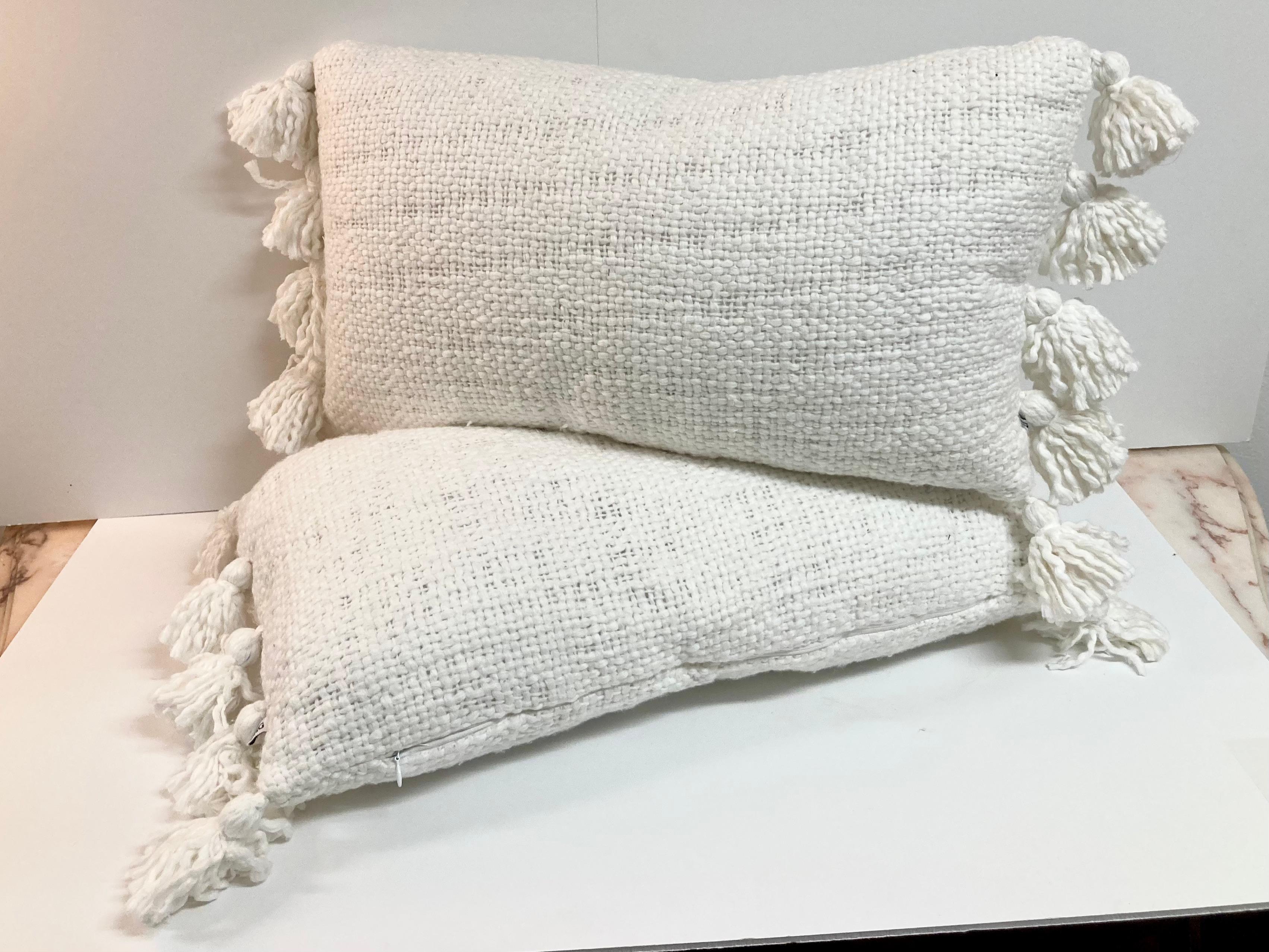 Incredibile coppia di cuscini decorativi in seta grezza naturale con nappe nello stile di Jean-Michel Frank. Questo tessuto era un punto fermo per Jean-Michel Frank e veniva utilizzato nella maggior parte dei suoi design di tappezzeria. Abbiamo un