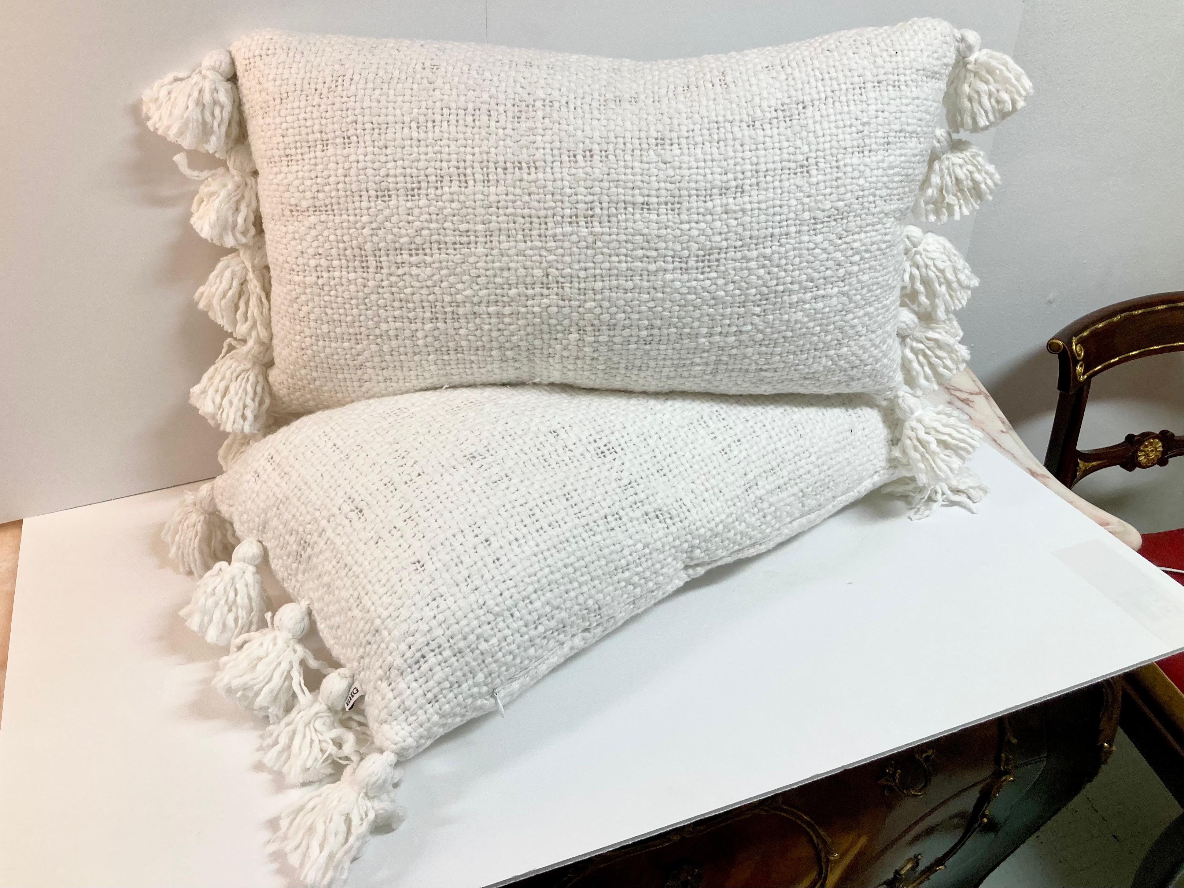 Art Déco Cuscini decorativi super morbidi in seta grezza Nature con nappe, una coppia in vendita