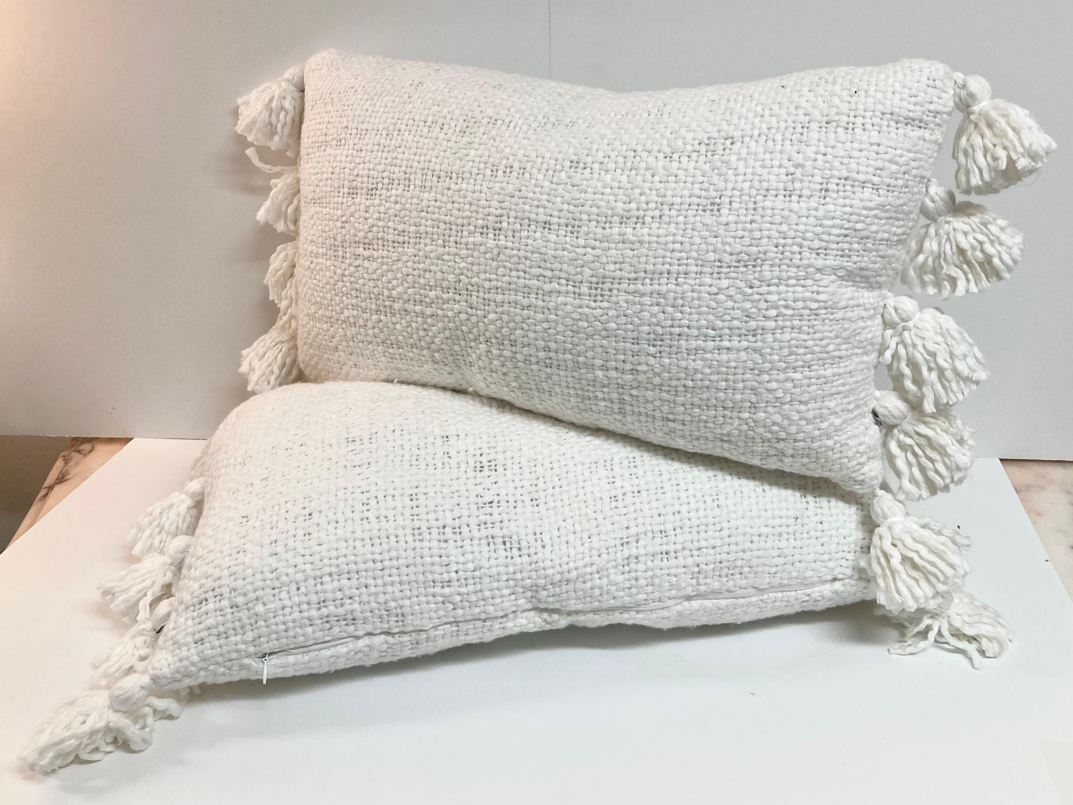 Francese Cuscini decorativi super morbidi in seta grezza Nature con nappe, una coppia in vendita