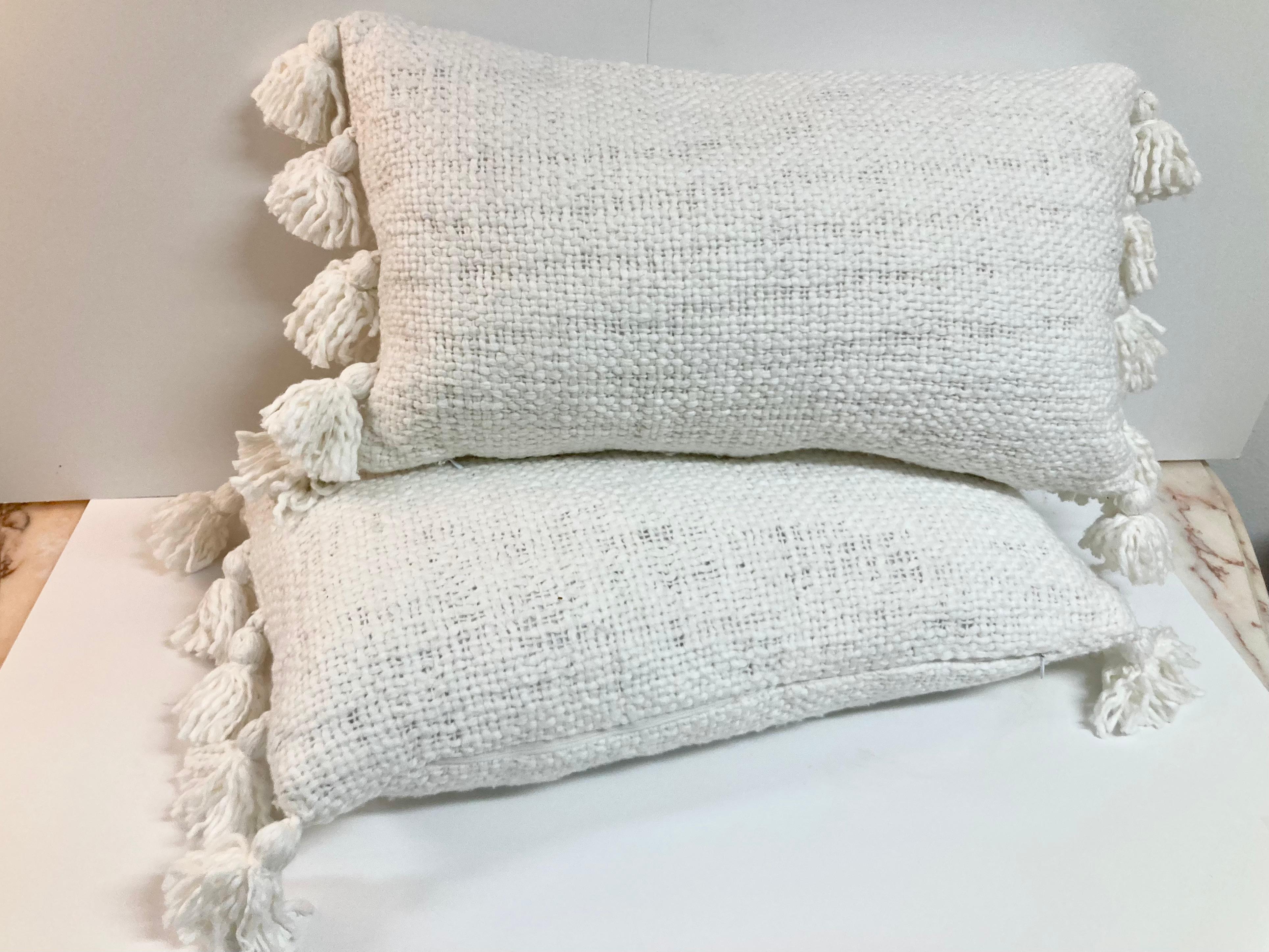 Cuscini decorativi super morbidi in seta grezza Nature con nappe, una coppia In condizioni buone in vendita a Los Angeles, CA