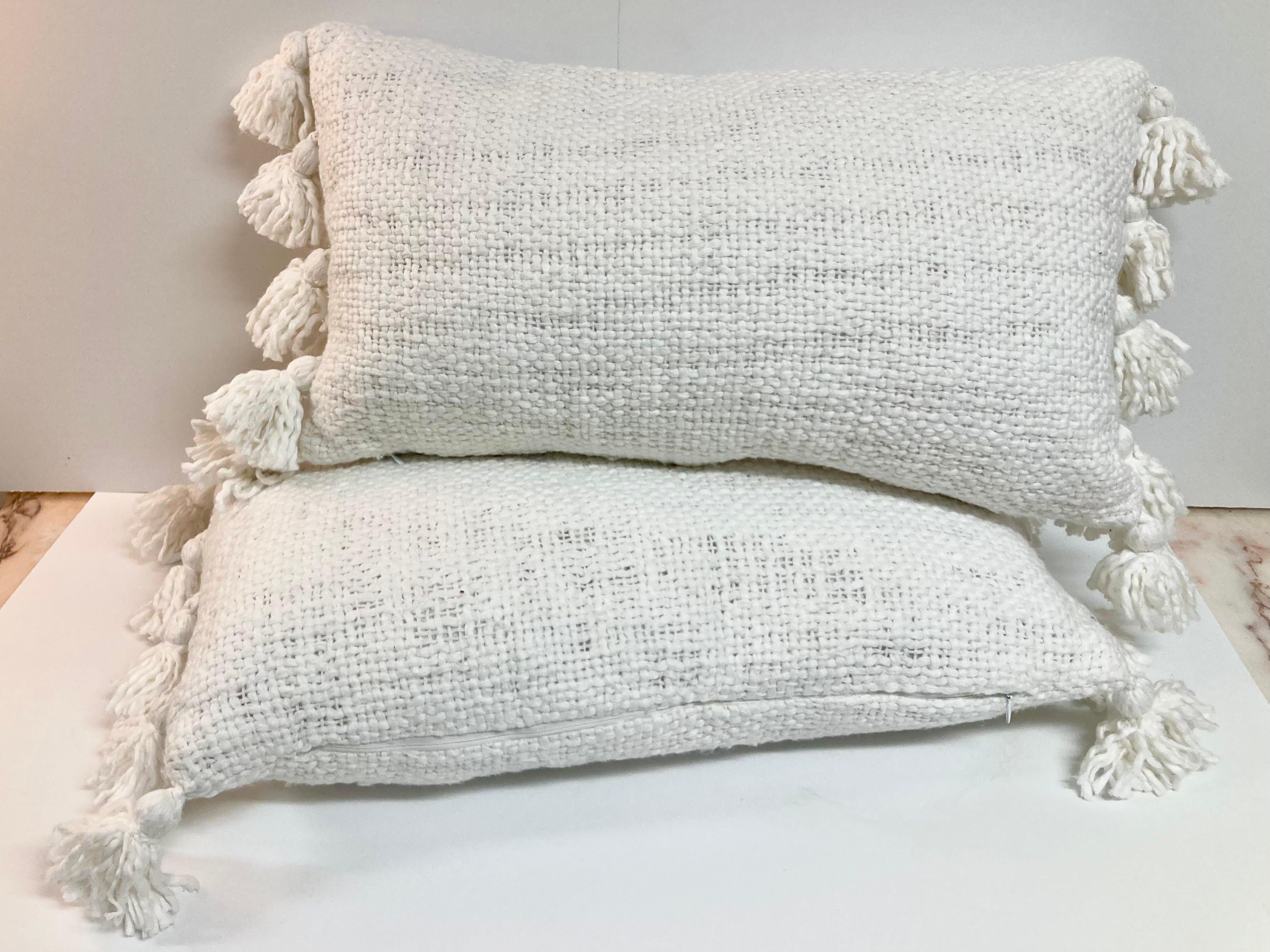 Fine XX secolo Cuscini decorativi super morbidi in seta grezza Nature con nappe, una coppia in vendita