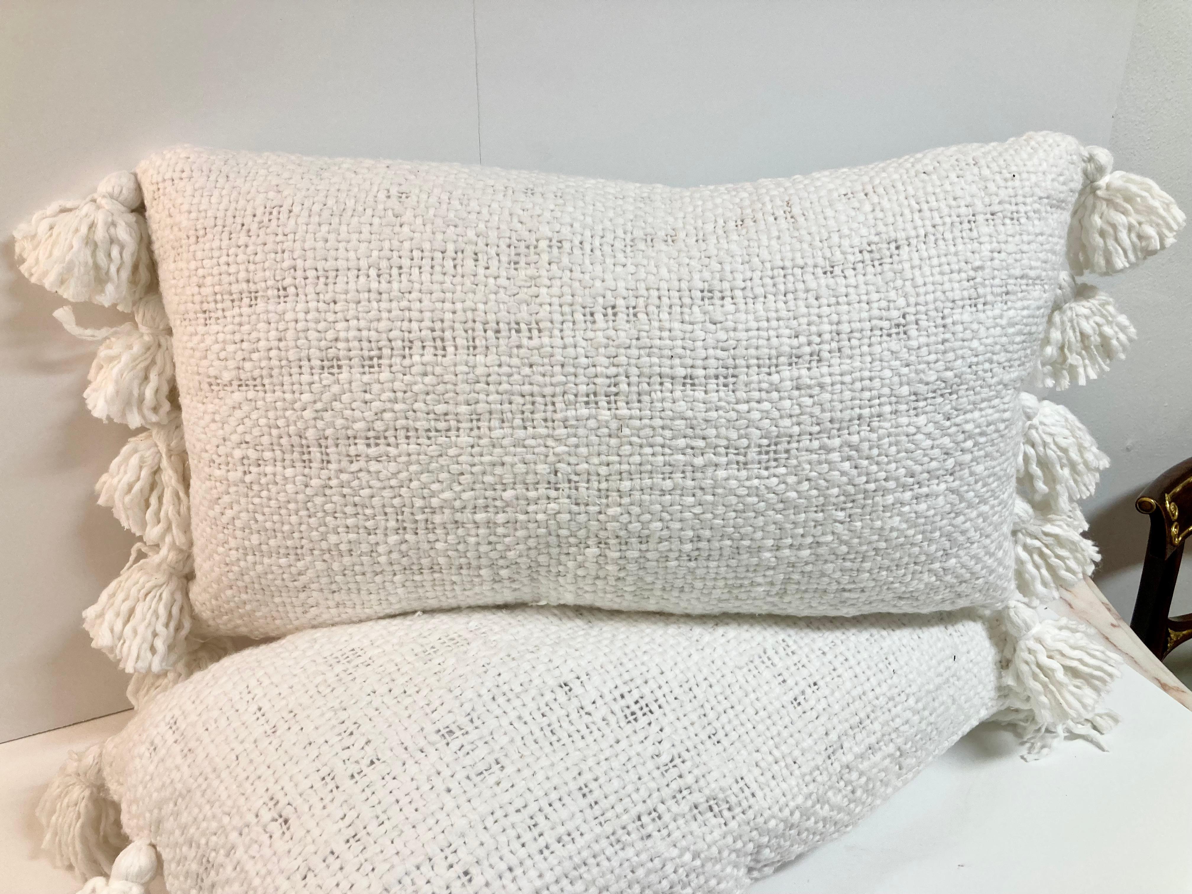 Seta Cuscini decorativi super morbidi in seta grezza Nature con nappe, una coppia in vendita