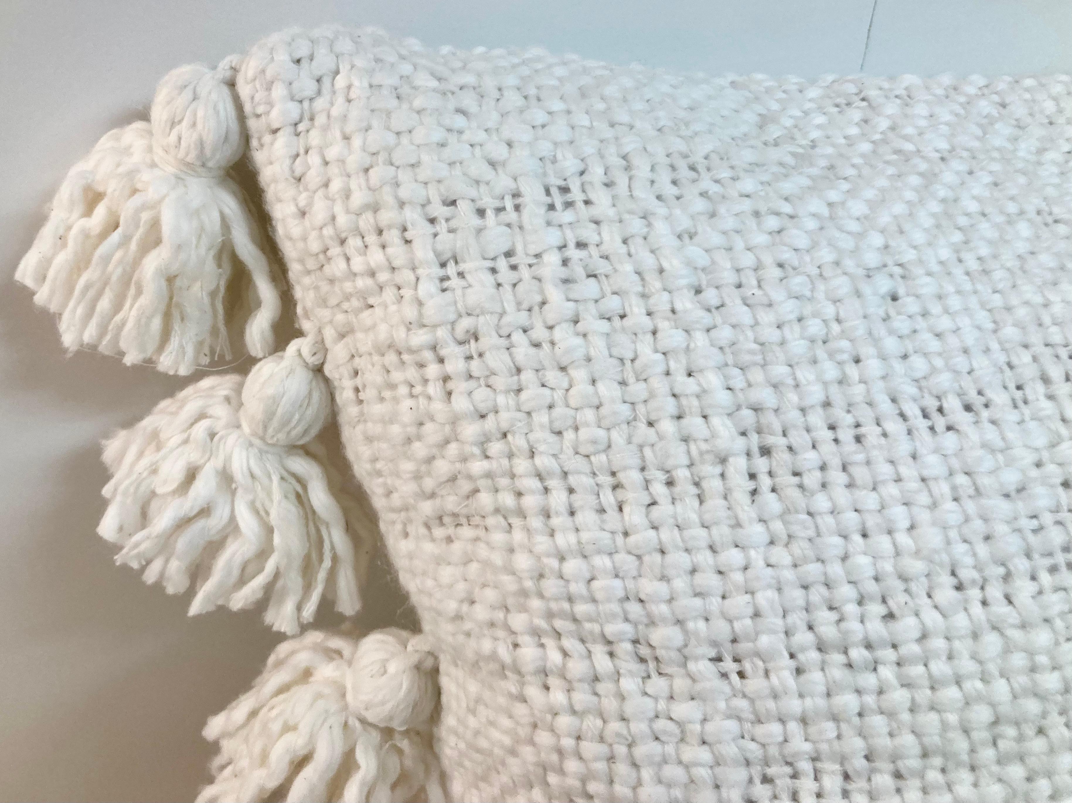 Cuscini decorativi super morbidi in seta grezza Nature con nappe, una coppia in vendita 1