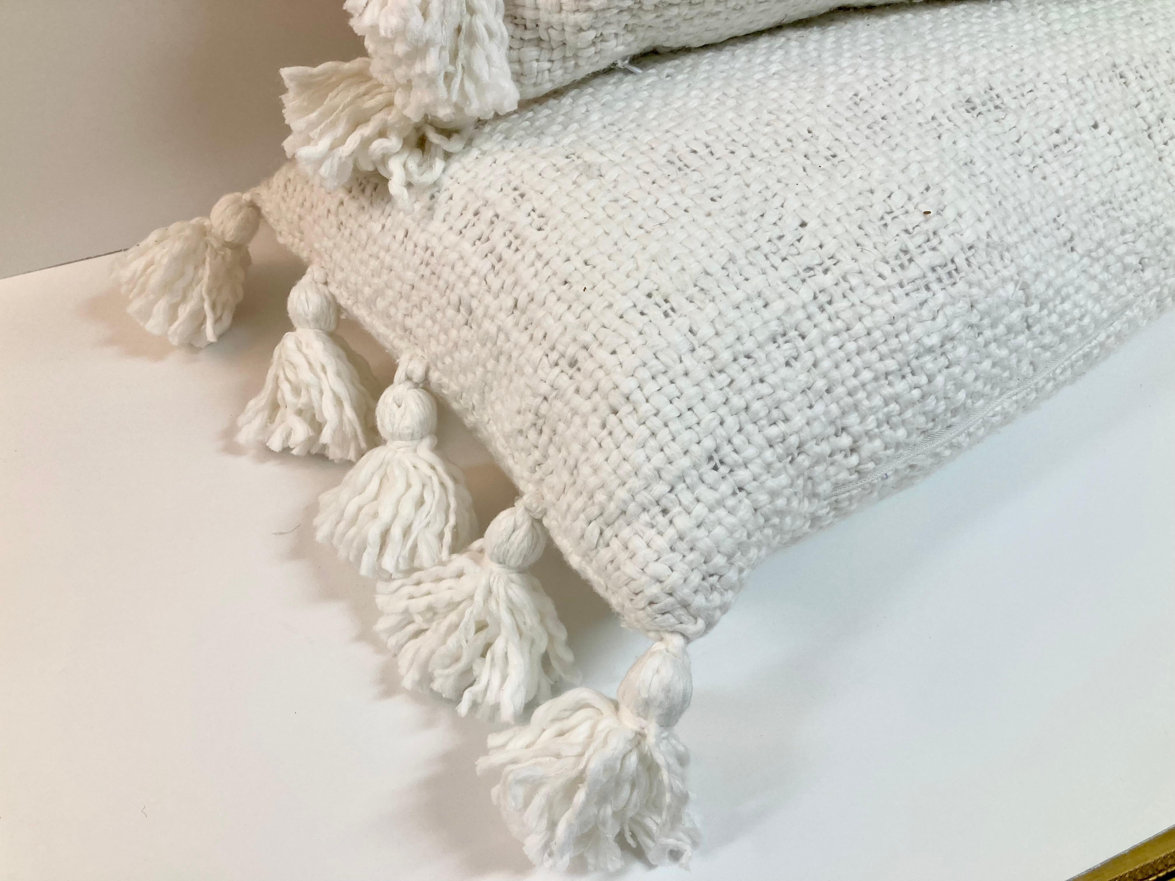 Cuscini decorativi super morbidi in seta grezza Nature con nappe, una coppia in vendita 2