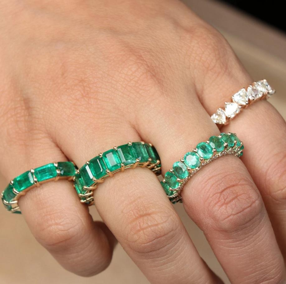 Taille émeraude Bague d'éternité en or 14k avec émeraude naturelle et diamant en vente