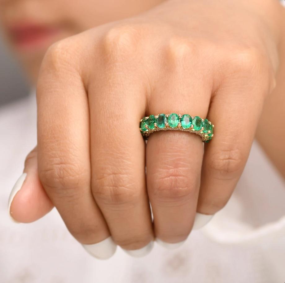 Bague d'éternité en or 14k avec émeraude naturelle et diamant en vente 1
