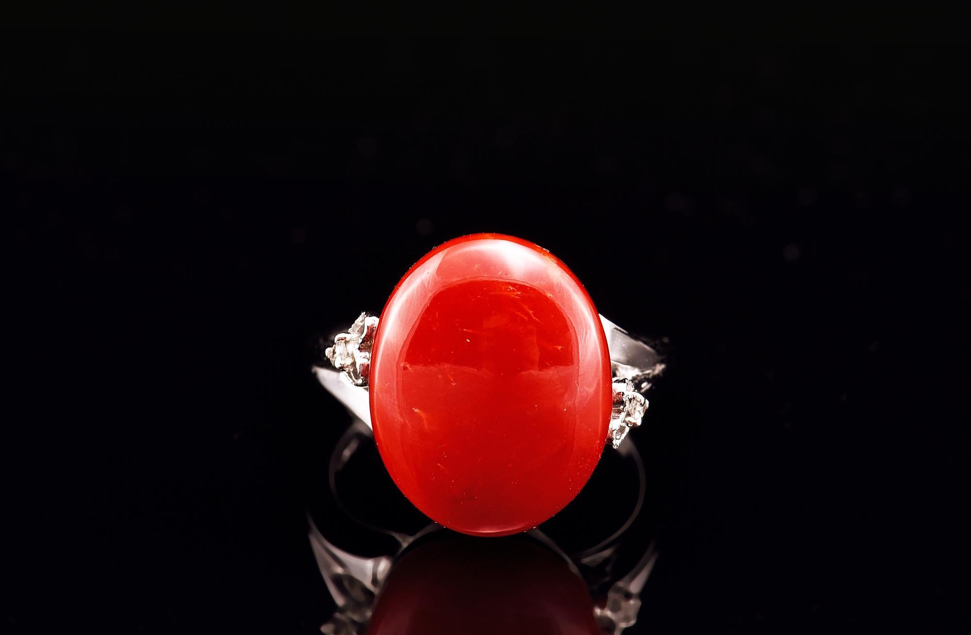 Anillo de oro de 18 quilates de coral rojo natural 