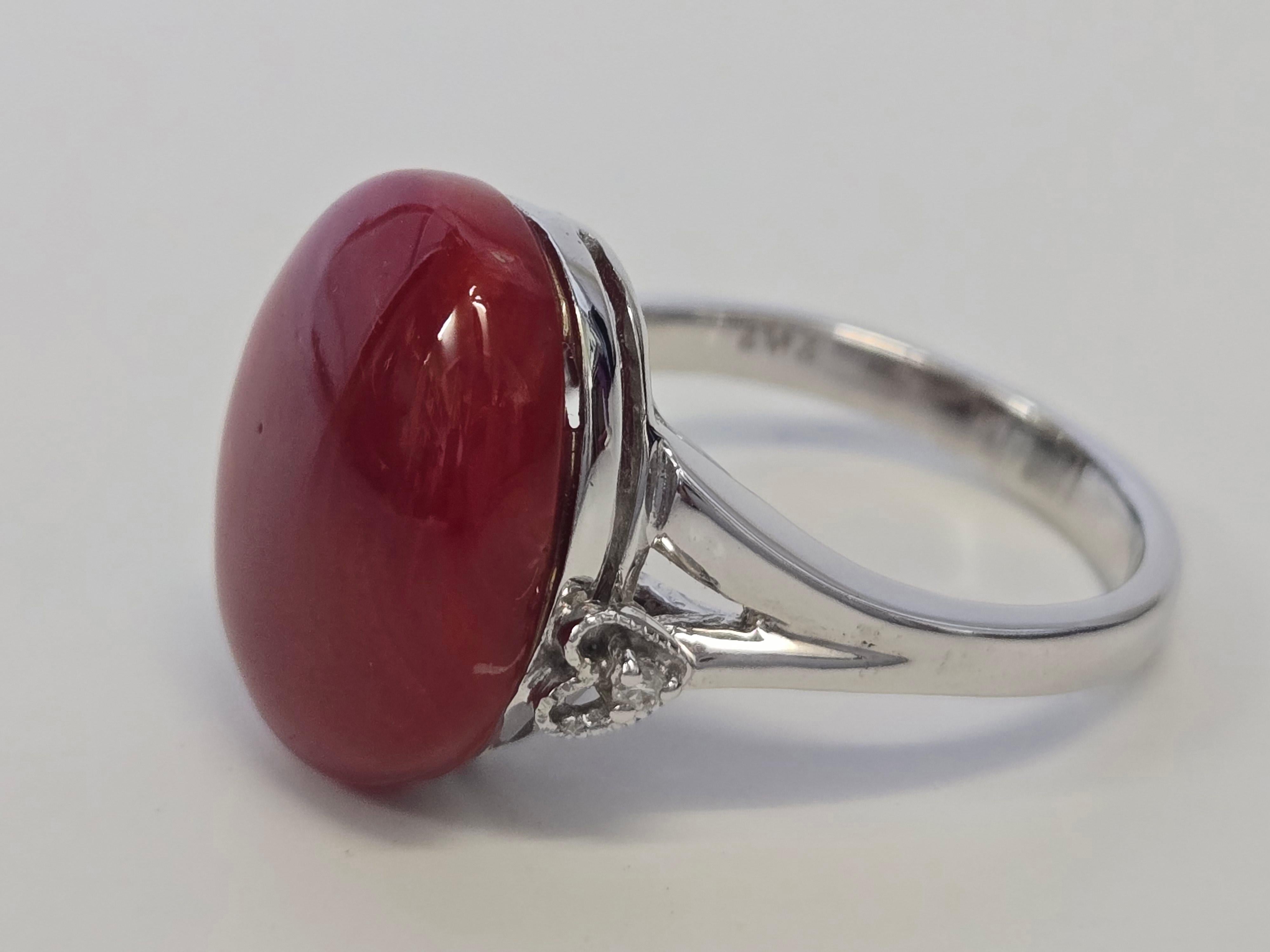 Anillo de oro de 18 quilates de coral rojo natural 