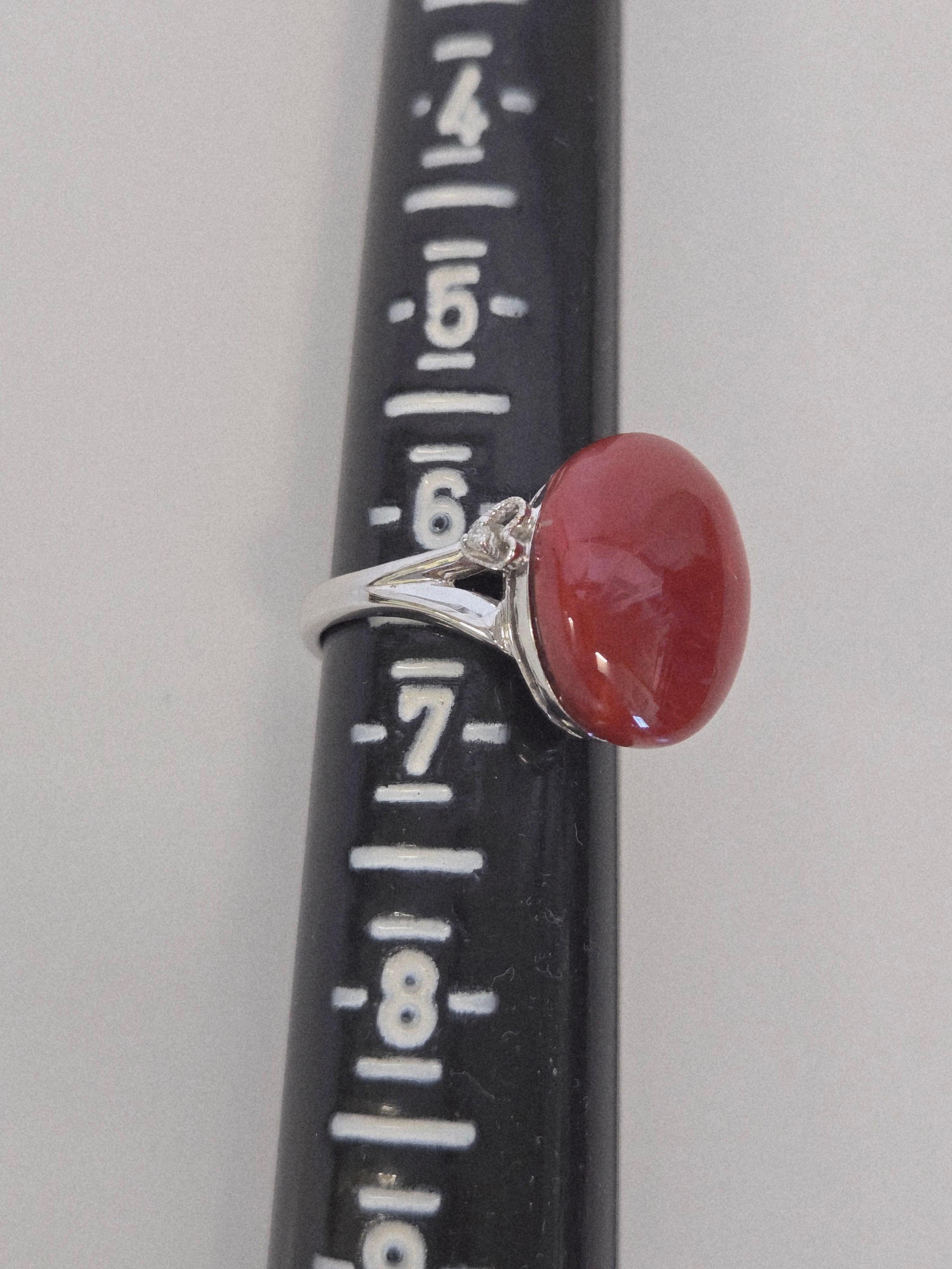 Anillo de oro de 18 quilates de coral rojo natural 