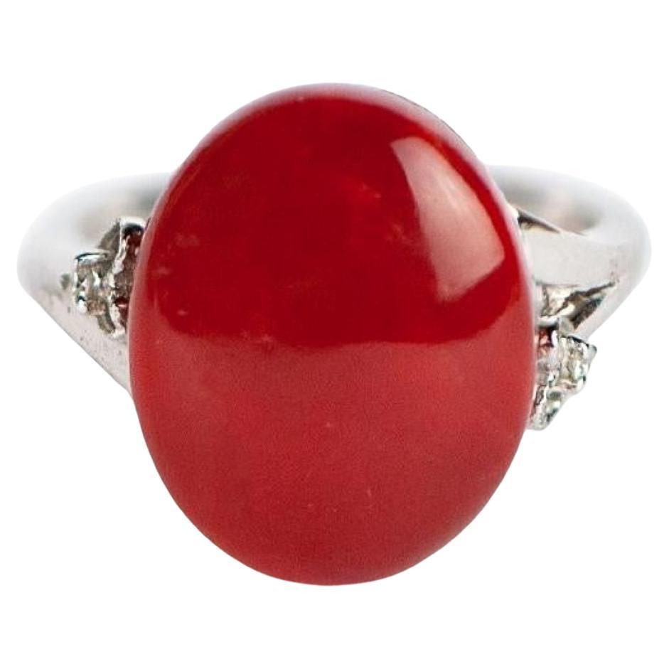 Anello con corallo rosso naturale "AKA" e diamanti in oro 18 carati con rapporto sulle gemme