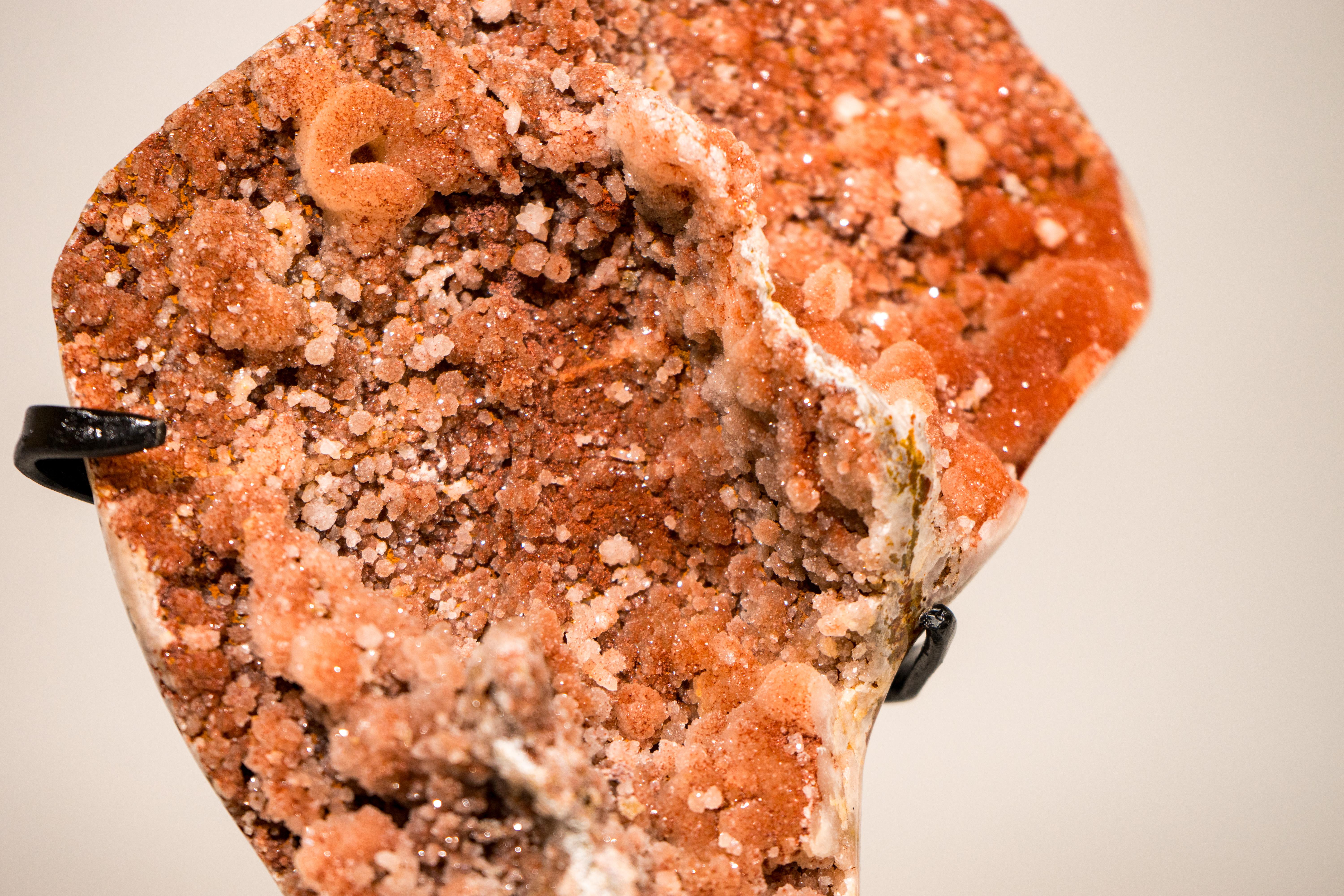 Cluster di ametista rossa naturale con druzy galattico scintillante su supporto in vendita 11
