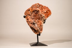 Racimo de amatista roja natural con drusa galaxia brillante sobre soporte