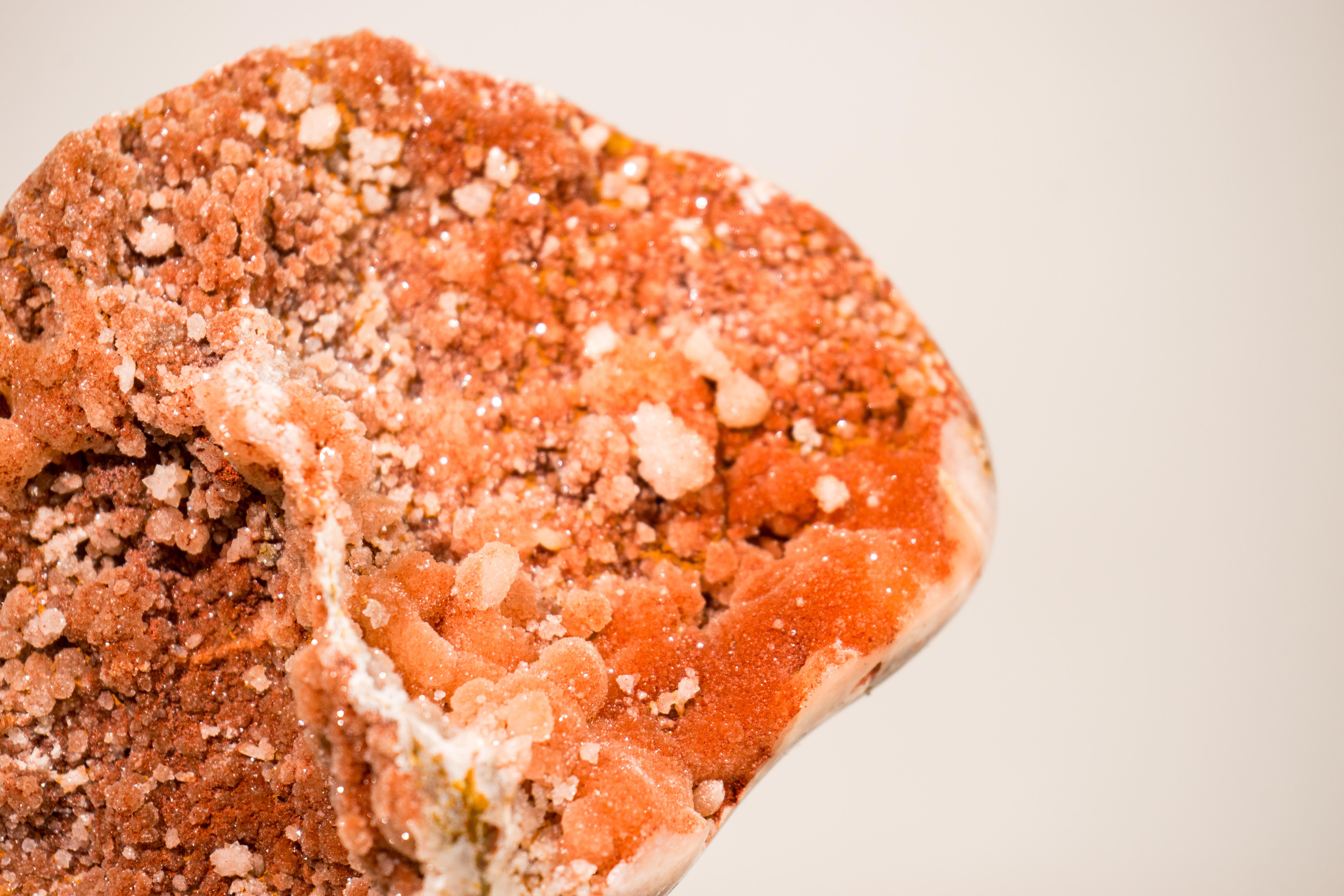 Cluster di ametista rossa naturale con druzy galattico scintillante su supporto In condizioni Nuovo in vendita a Ametista Do Sul, BR