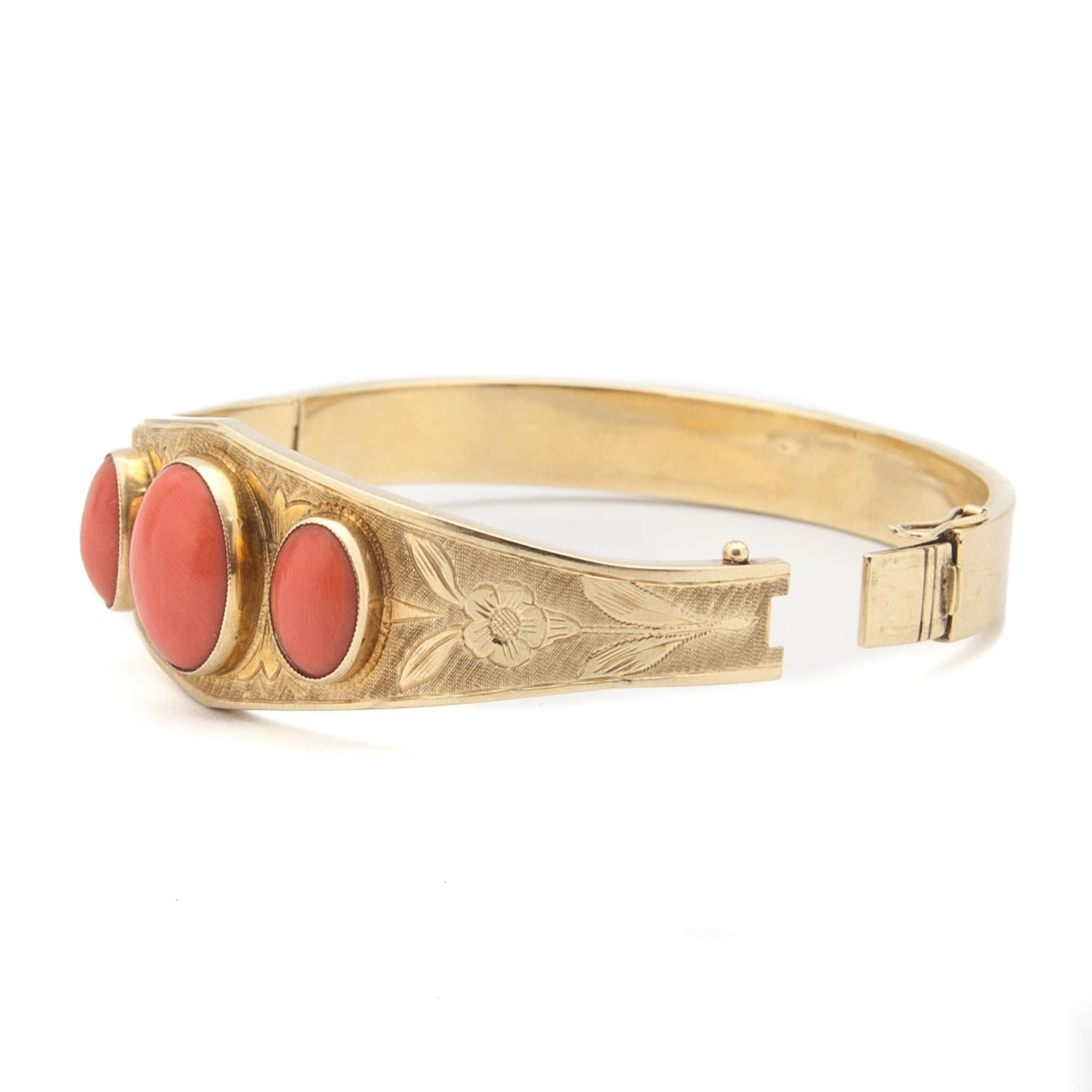 Natural Red Coral 14K Gold Engraved Bangle Bracelet In Good Condition For Sale In Rotterdam, NL