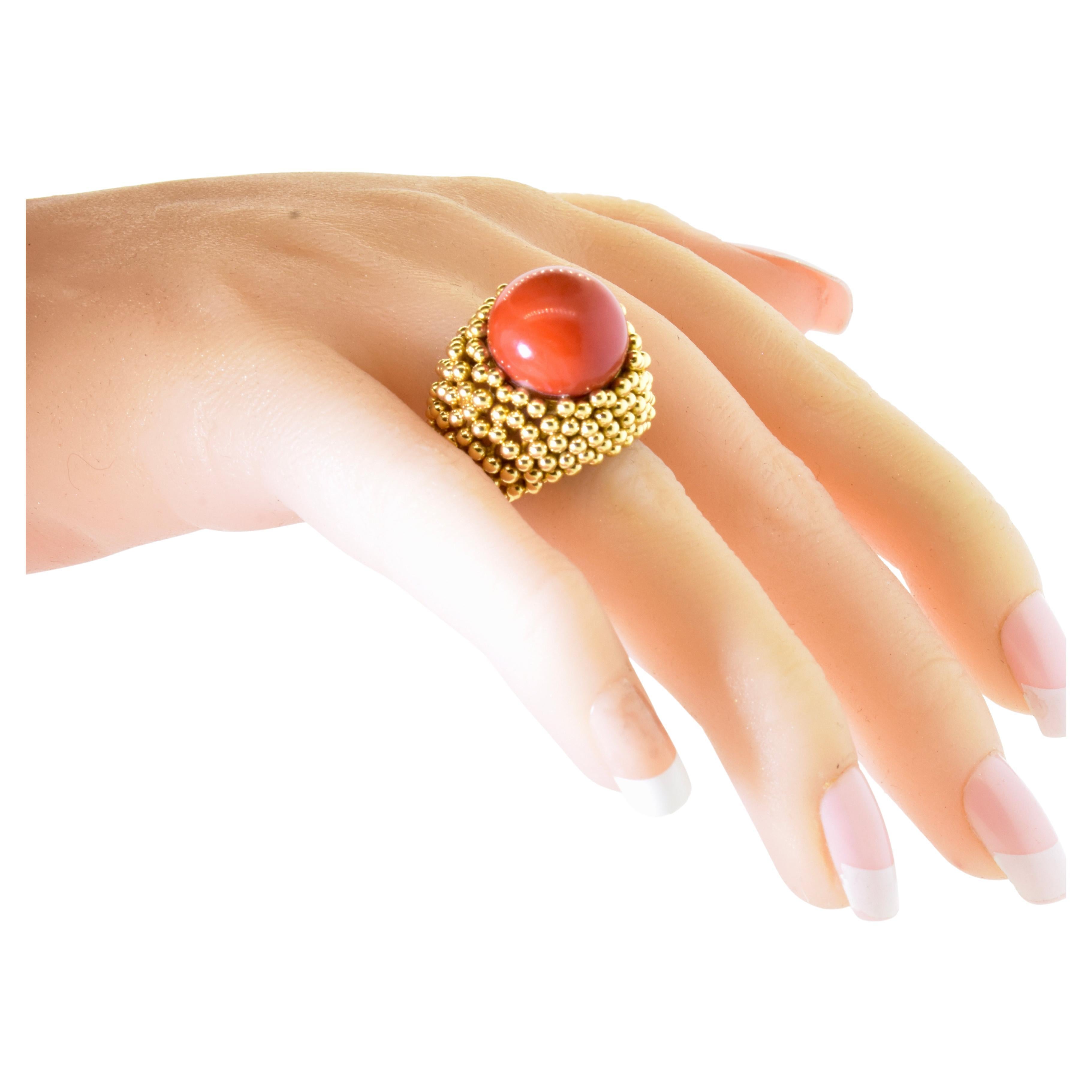 Anello vintage in corallo rosso naturale a 18 carati, circa 1960