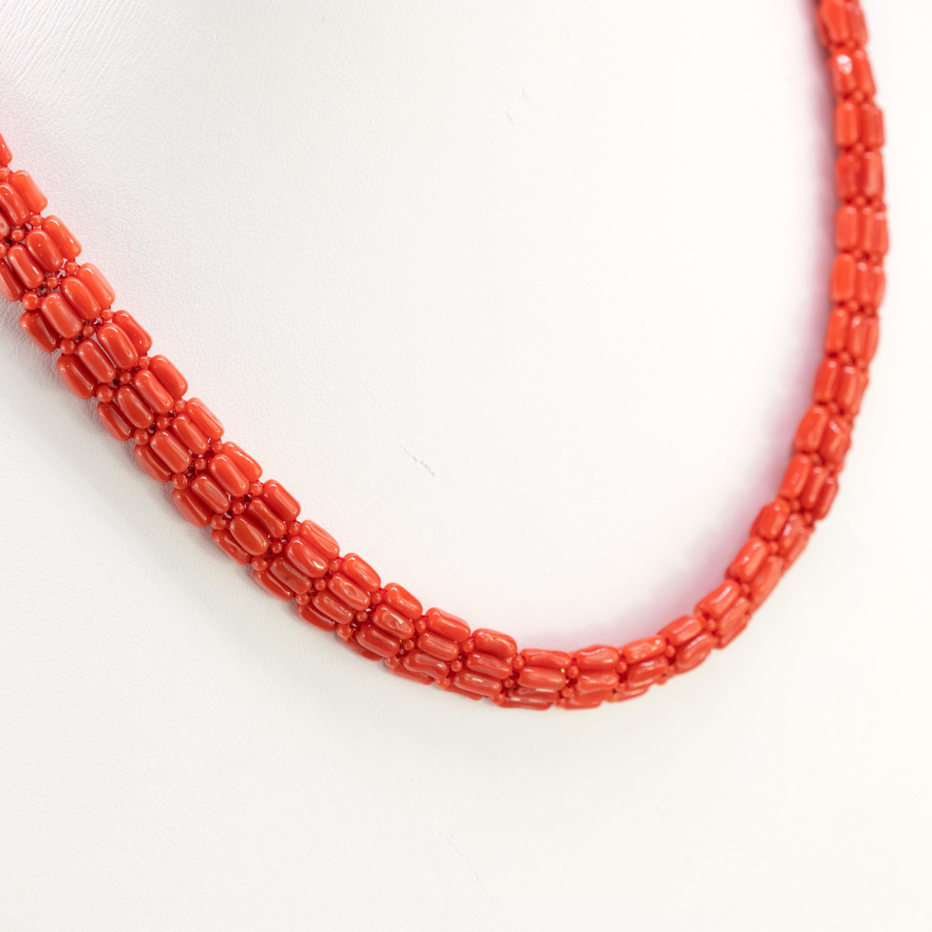 This classy and fashionable red coral princess necklace is inspired in a soft look. For a simple and elegant woman not afraid of color and uniqueness. With a touch of modernity and natural bright through the coral woven that interlocks tube and