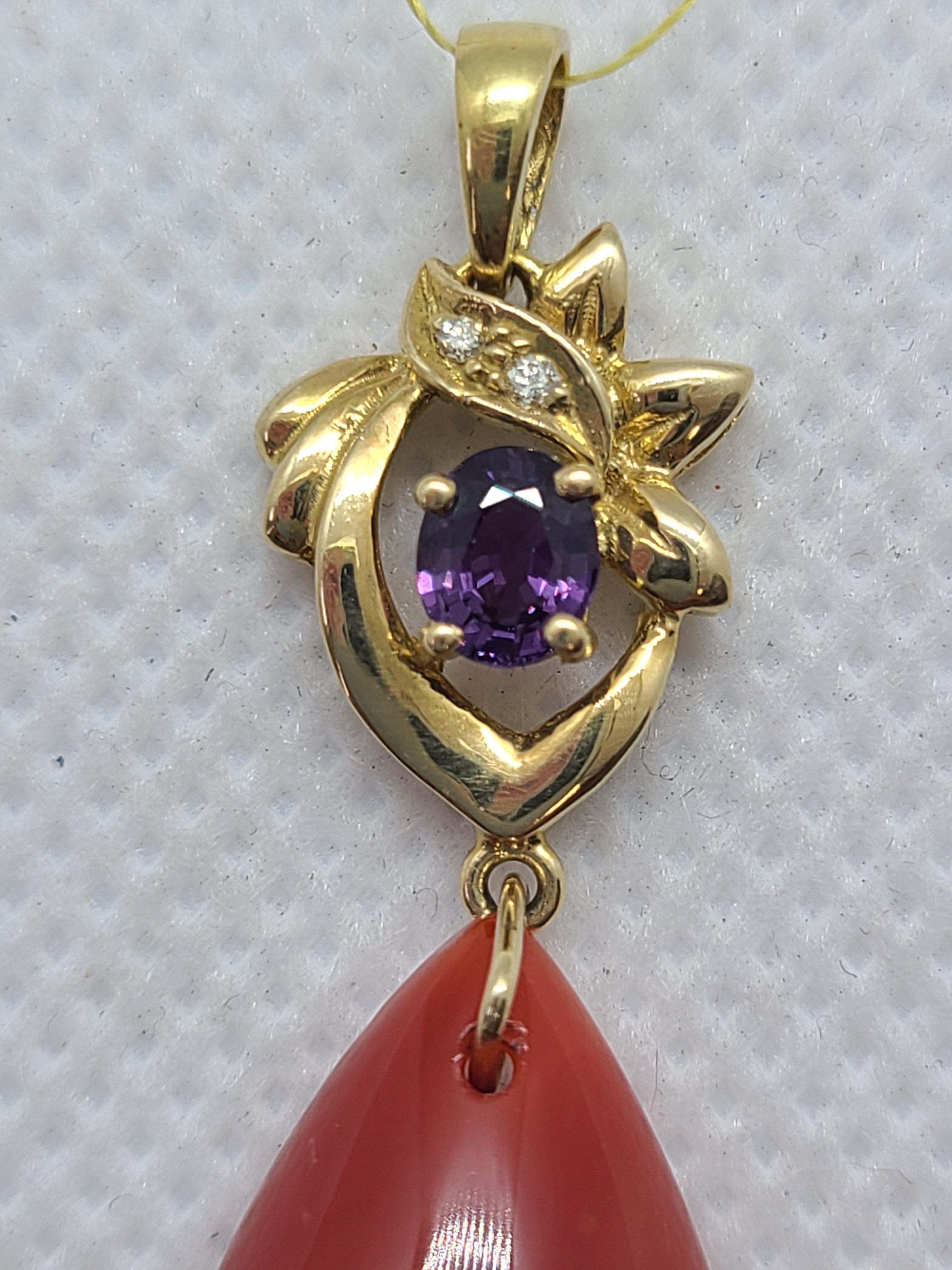 Ciondolo di corallo rosso naturale con corallo intagliato a forma di pera (circa 27 x 13 x 7 mm), con dettagli di ametista e diamante e montatura in oro 14K. Peso totale: Circa 6 grammi.