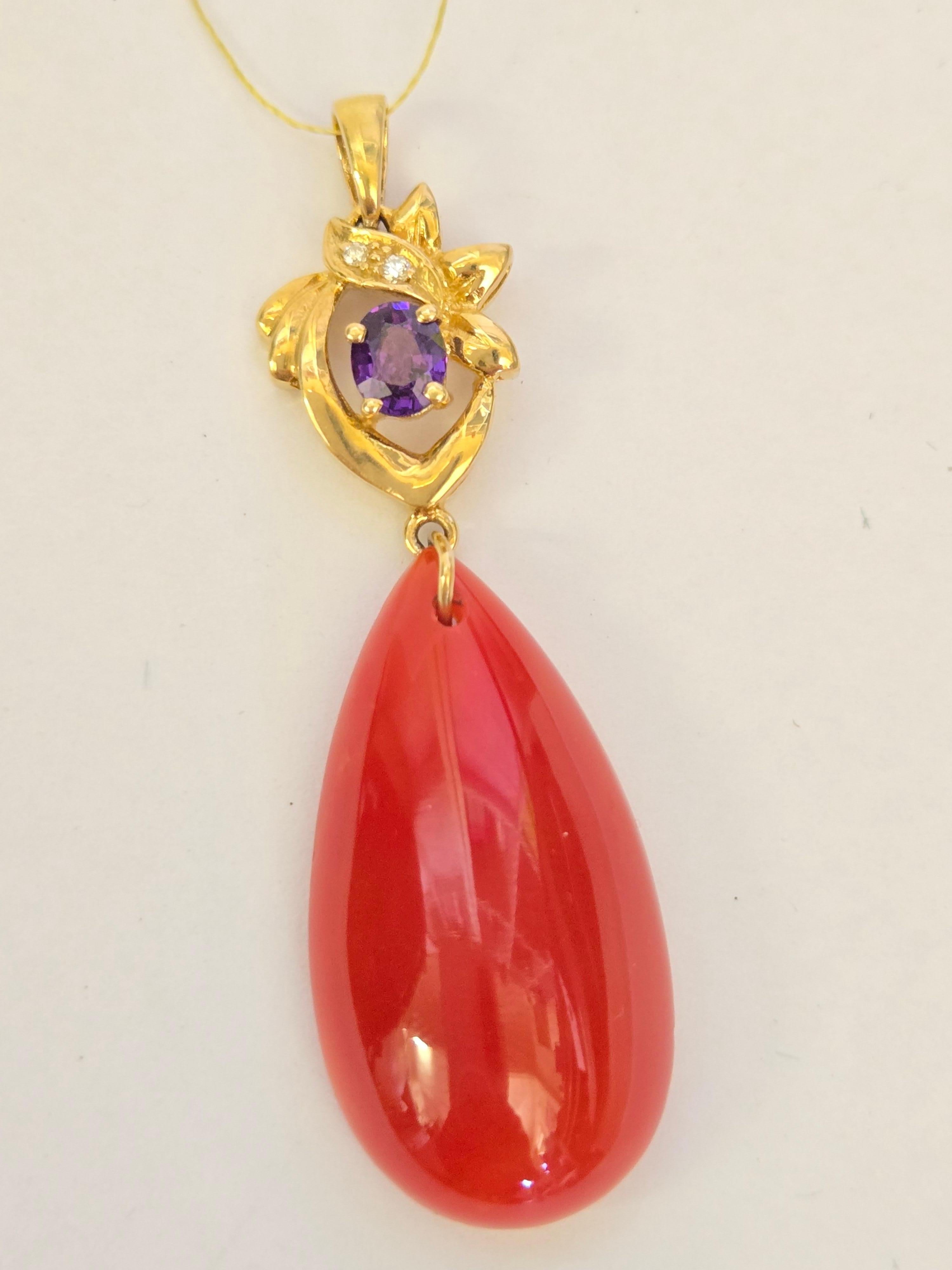 Artigiano Ciondolo con corallo rosso naturale, ametista e diamante in oro giallo 14K in vendita