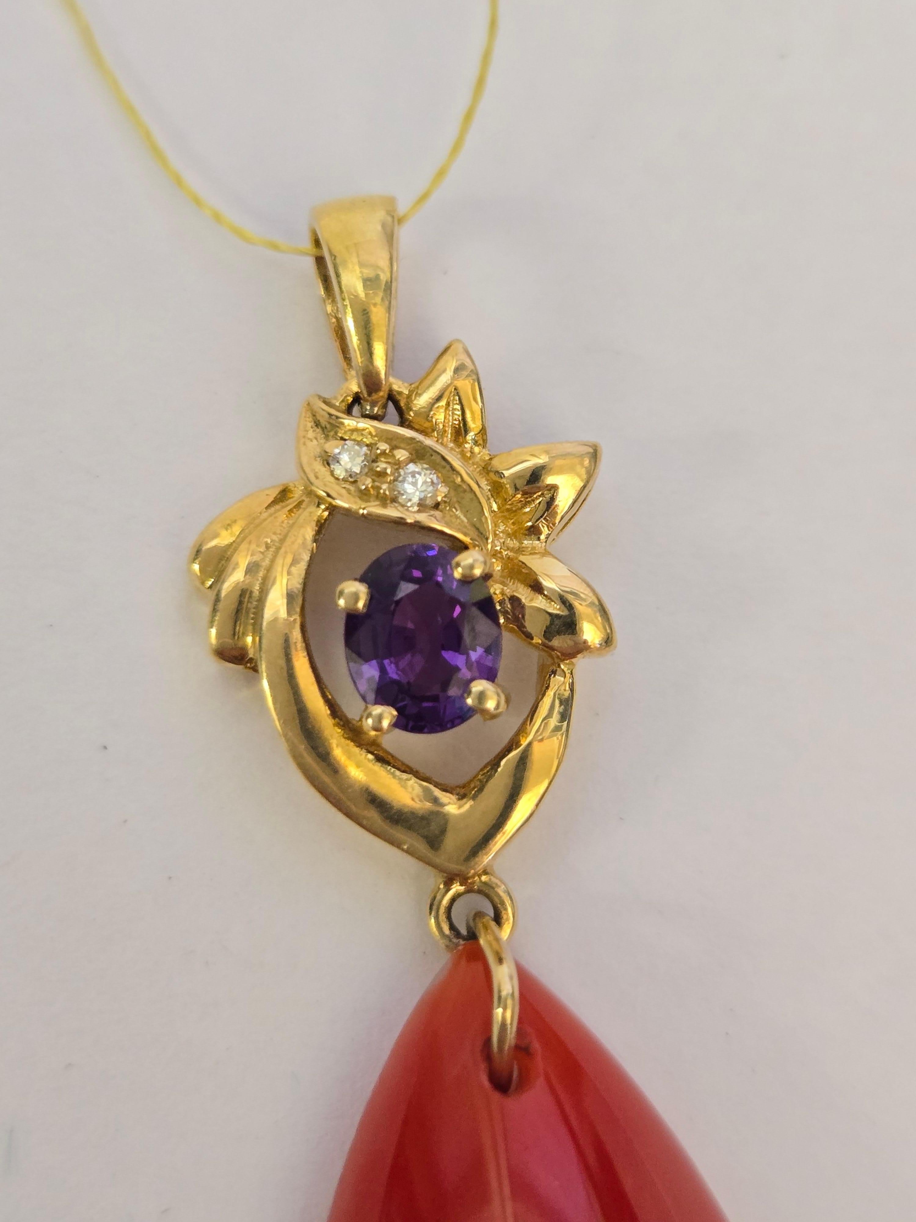 Ciondolo con corallo rosso naturale, ametista e diamante in oro giallo 14K In condizioni buone in vendita a Pasadena, CA