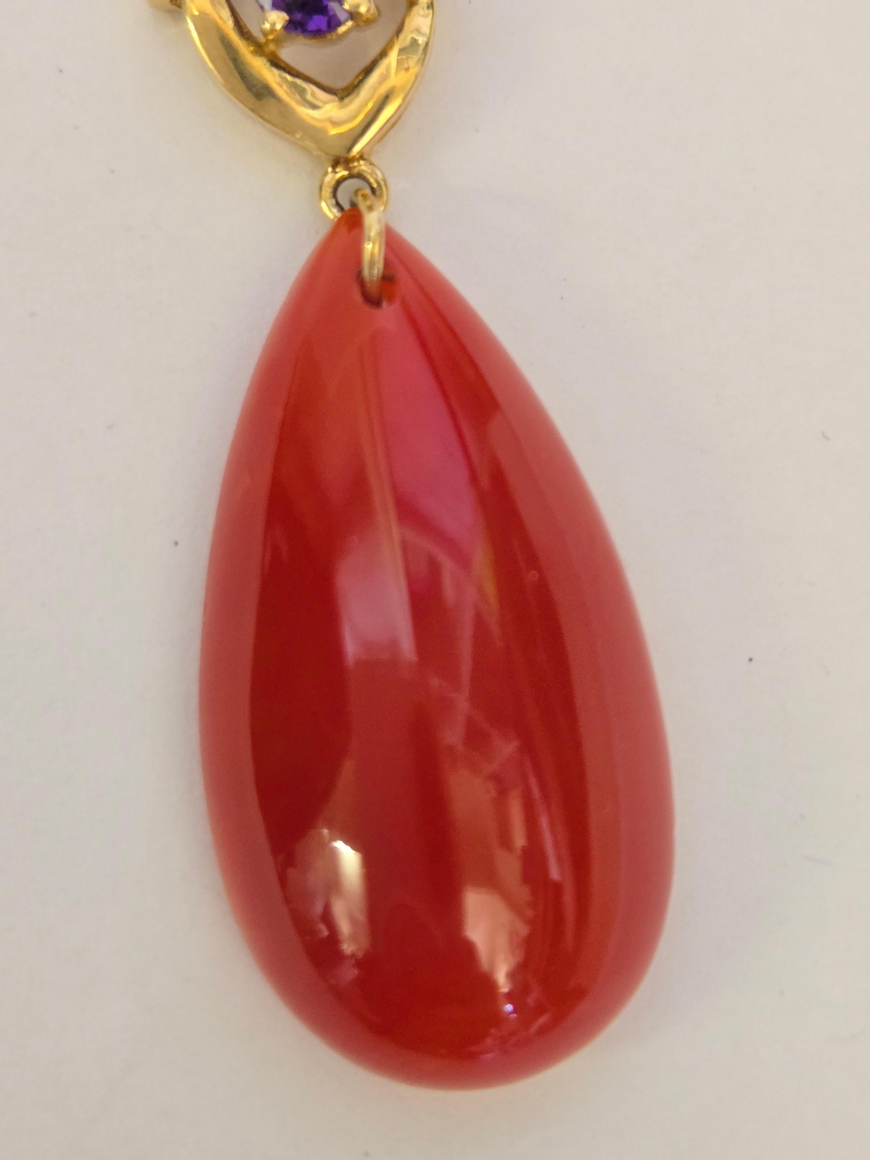 Donna Ciondolo con corallo rosso naturale, ametista e diamante in oro giallo 14K in vendita