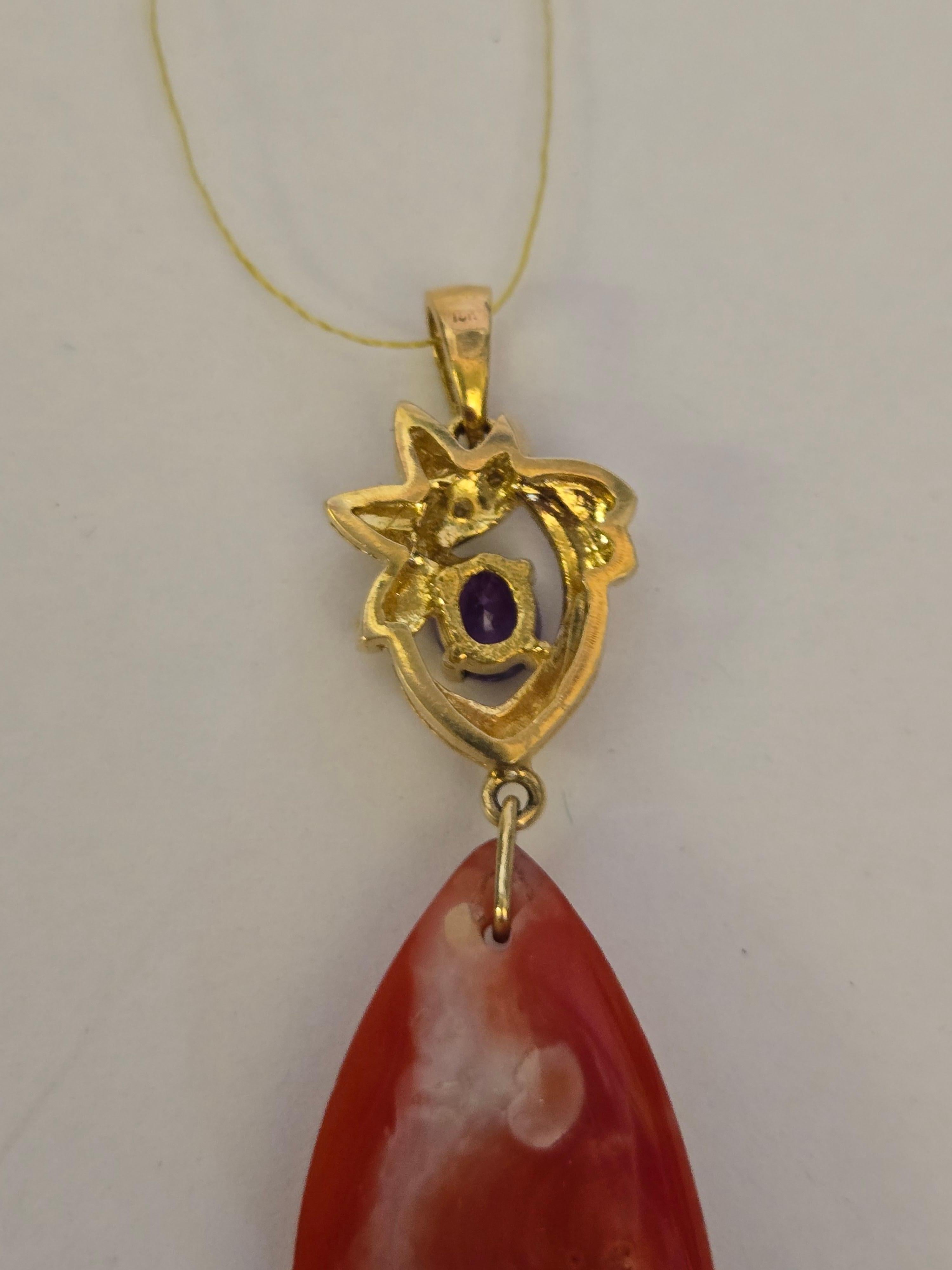 Ciondolo con corallo rosso naturale, ametista e diamante in oro giallo 14K in vendita 4