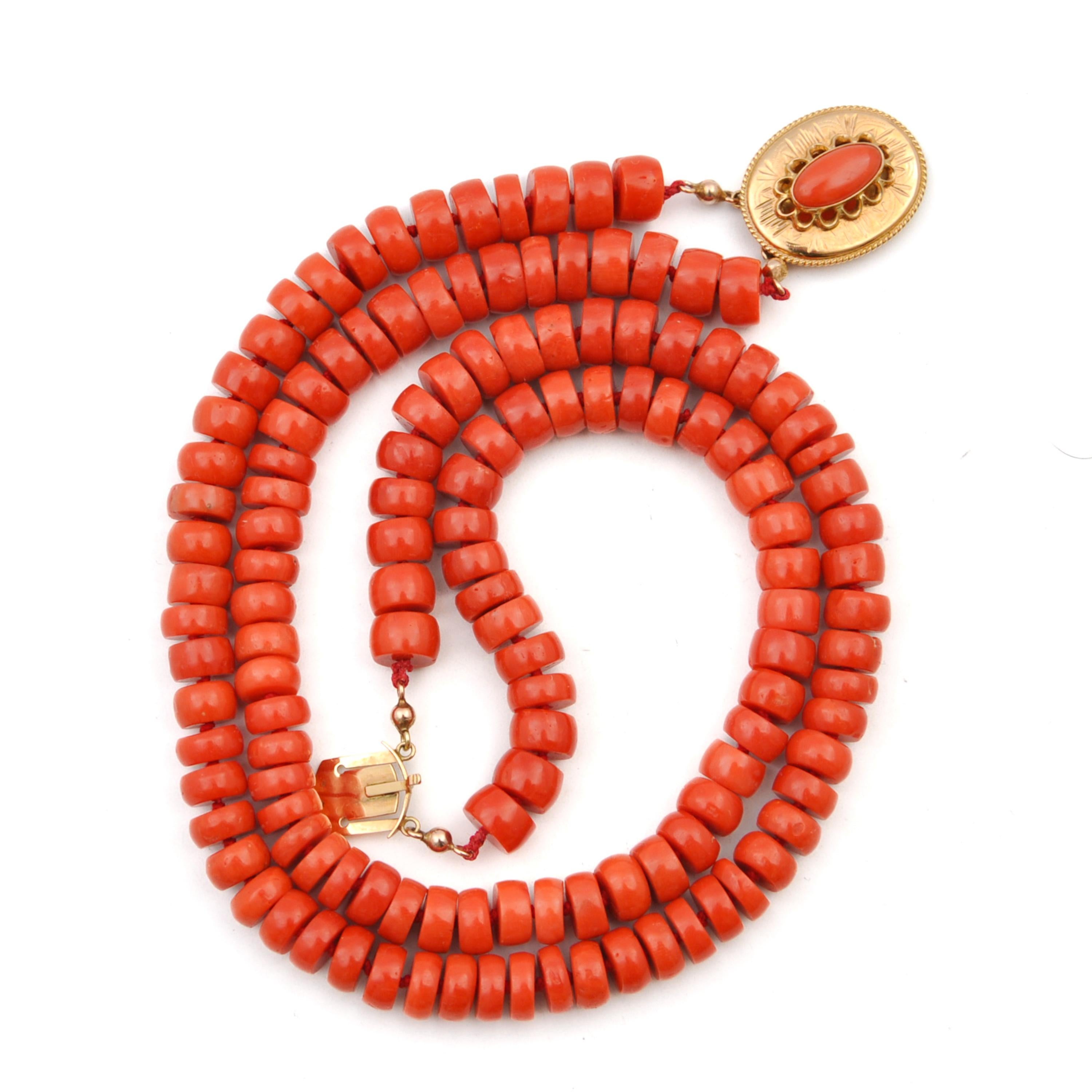 Natural Coral and 14K Gold Multi-Strand Beaded Necklace In Good Condition For Sale In Rotterdam, NL