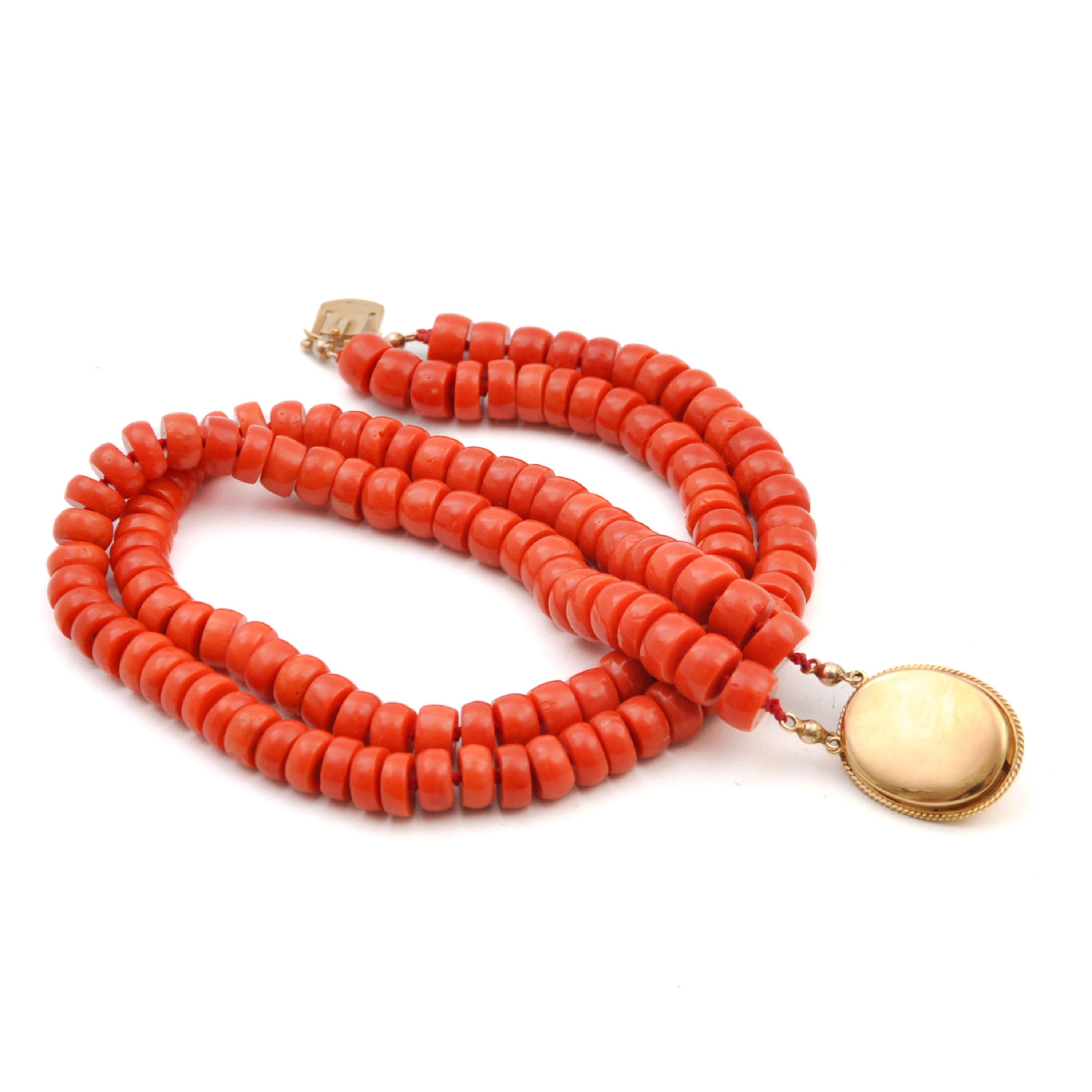 Mehrreihige Halskette aus natürlicher Koralle und 14K Gold mit Perlen Damen im Angebot