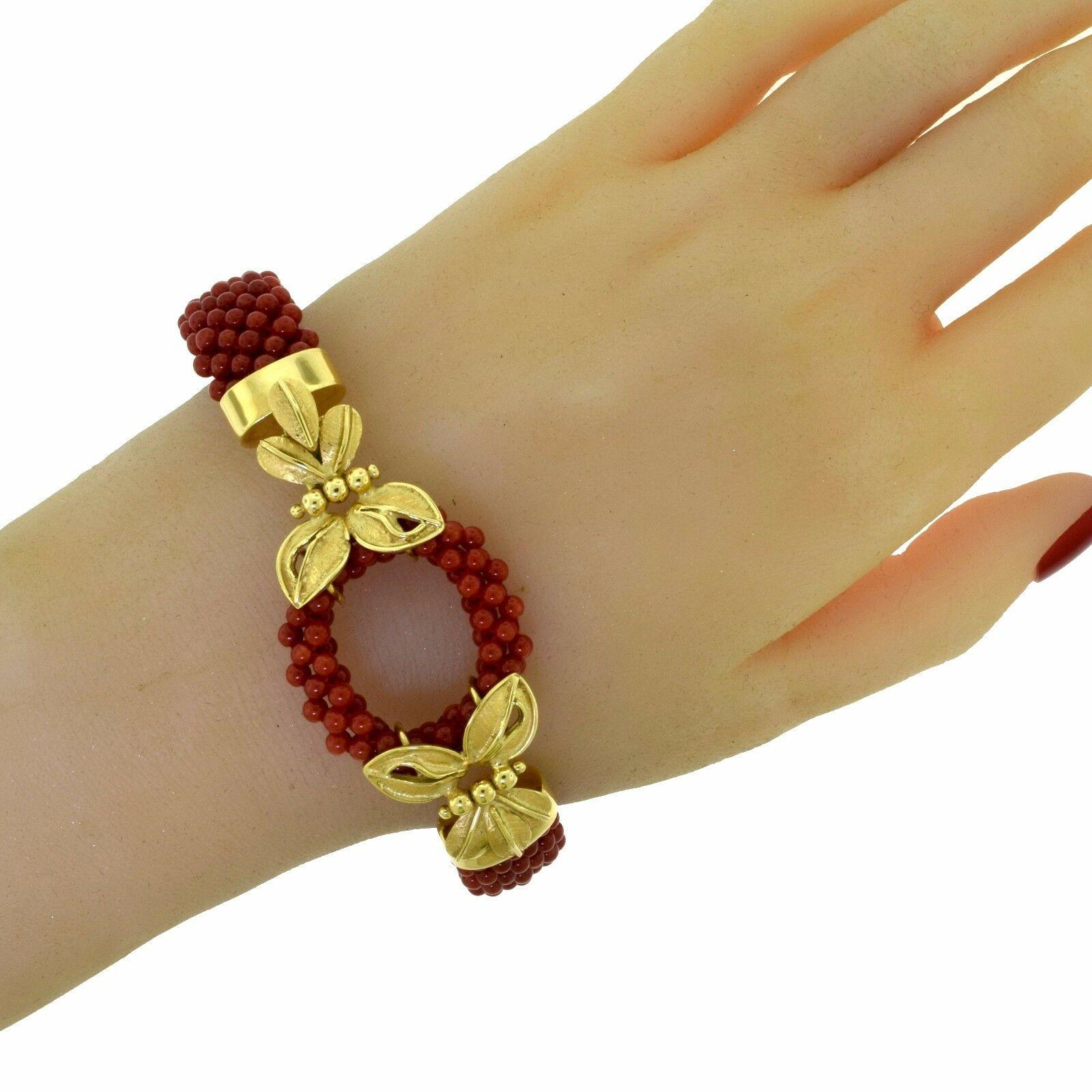 Taille cabochon Ensemble collier et bracelet deux pièces en or jaune orné de perles de corail rouge naturel et de fleurs en vente