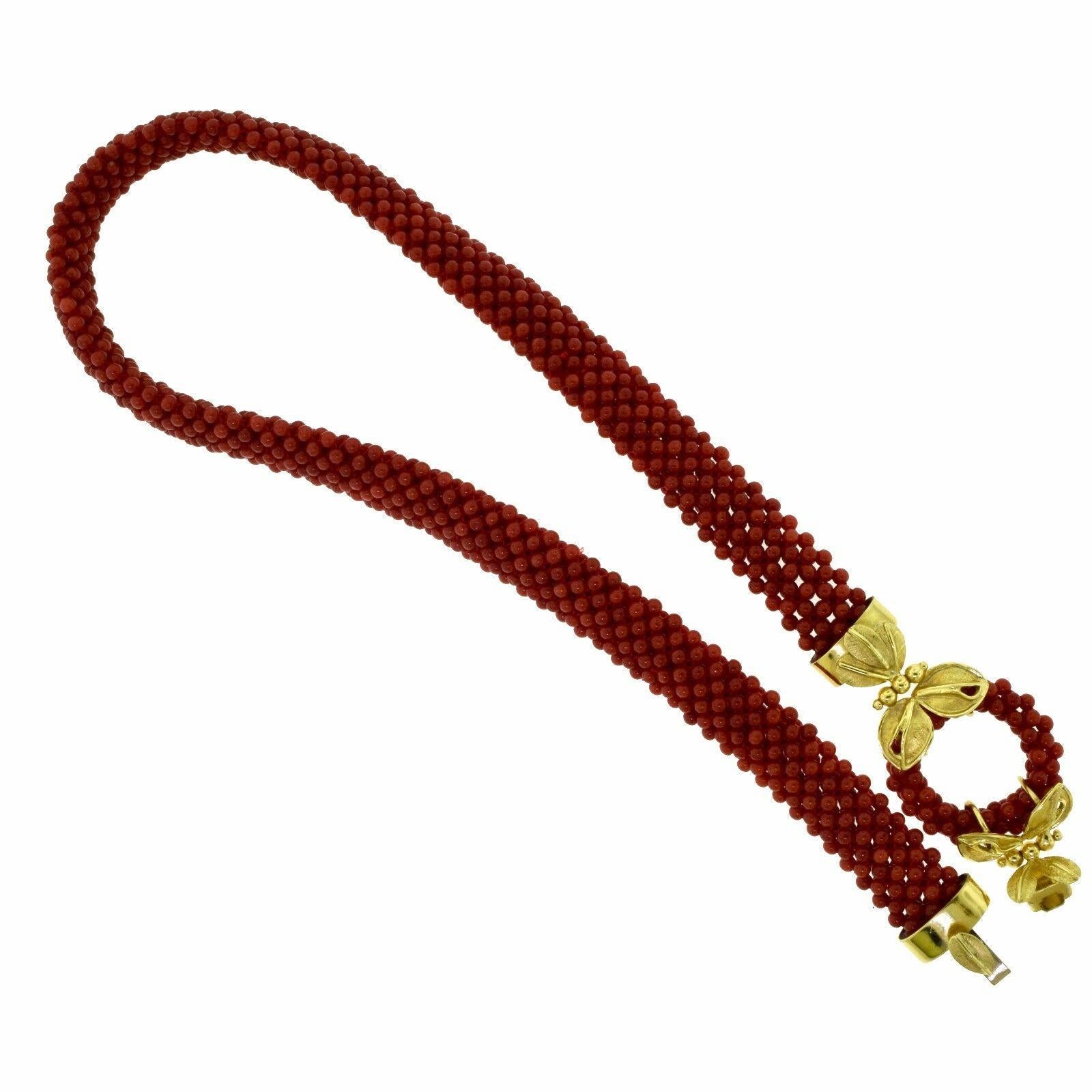 Ensemble collier et bracelet deux pièces en or jaune orné de perles de corail rouge naturel et de fleurs Bon état - En vente à Miami, FL