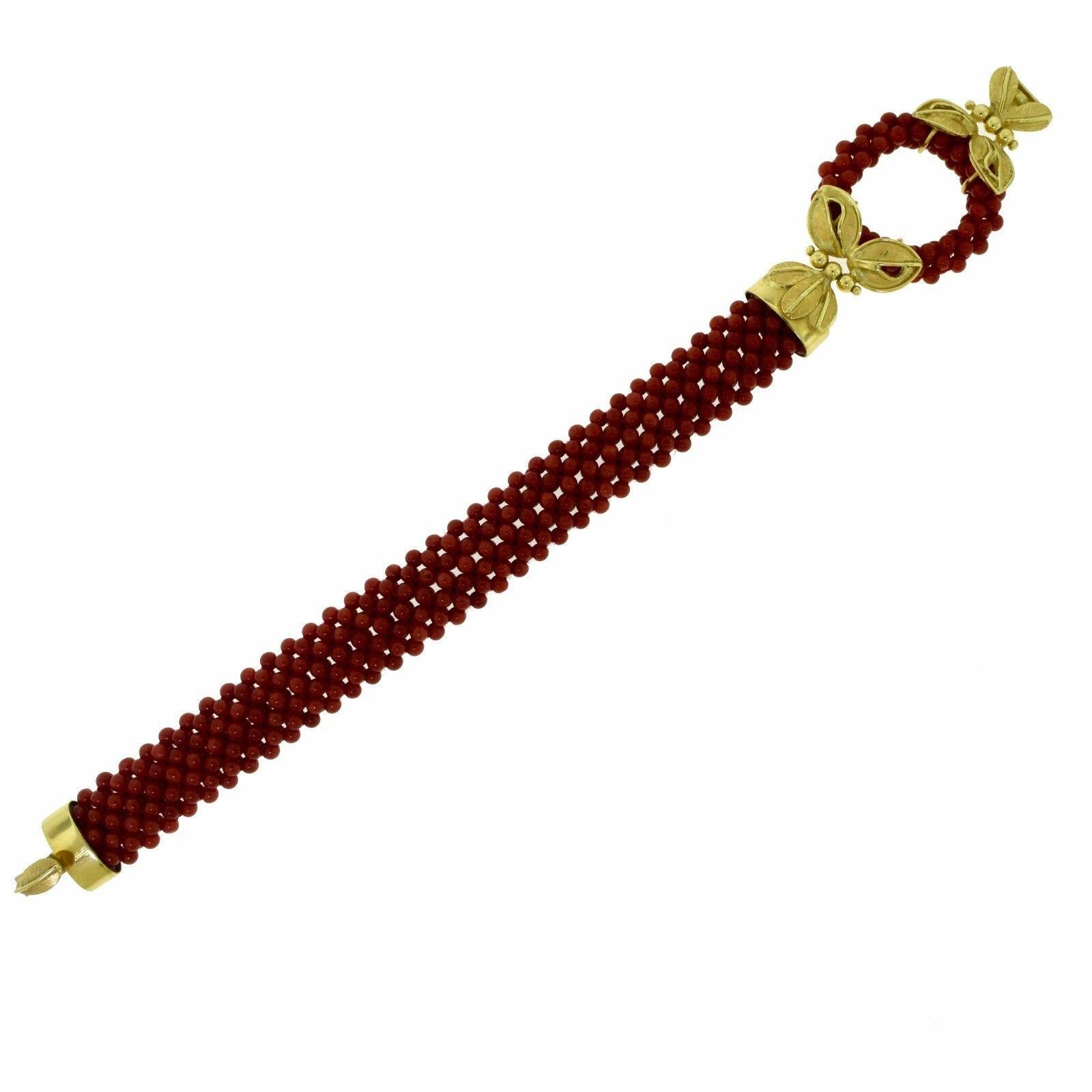 Ensemble collier et bracelet deux pièces en or jaune orné de perles de corail rouge naturel et de fleurs Unisexe en vente