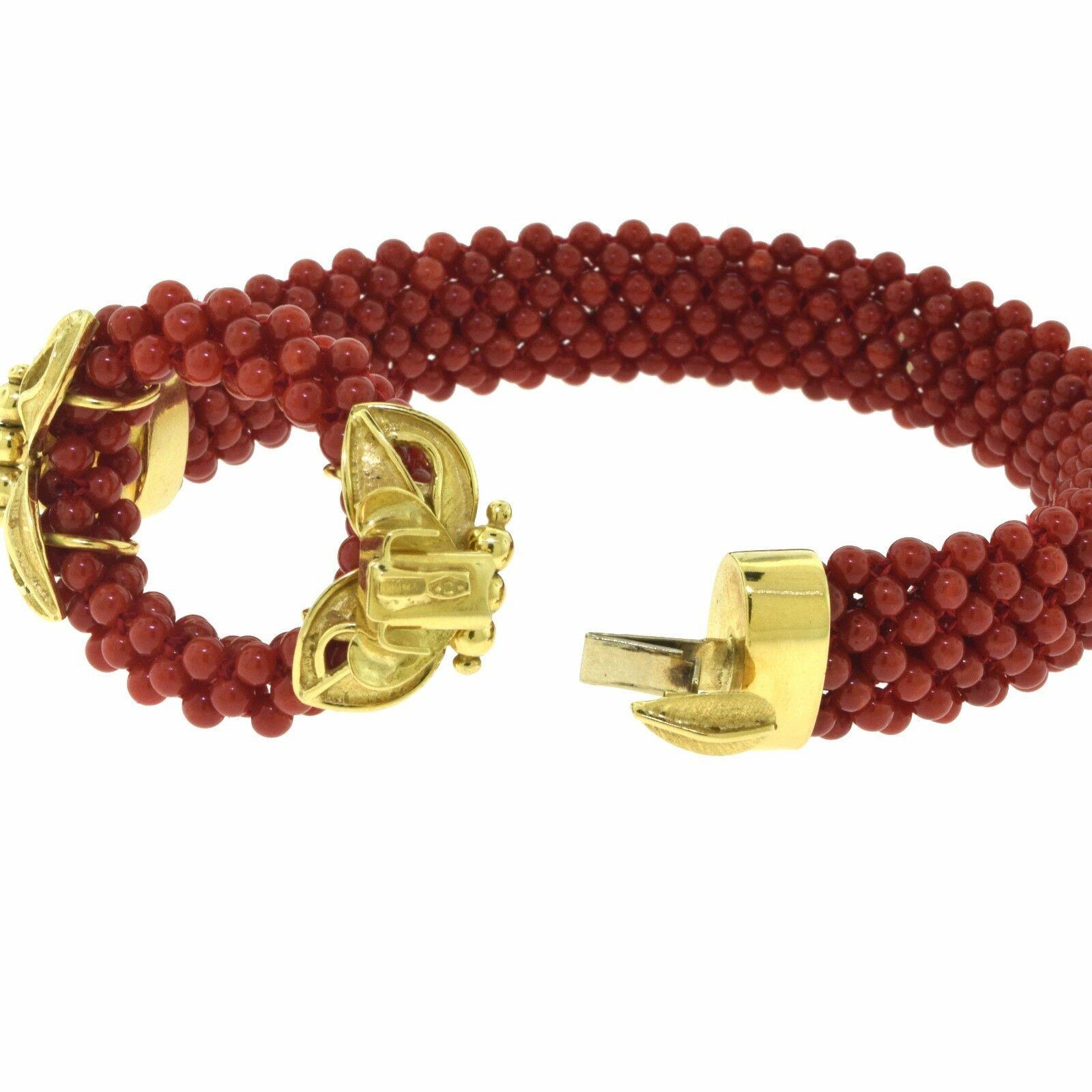 Ensemble collier et bracelet deux pièces en or jaune orné de perles de corail rouge naturel et de fleurs en vente 1