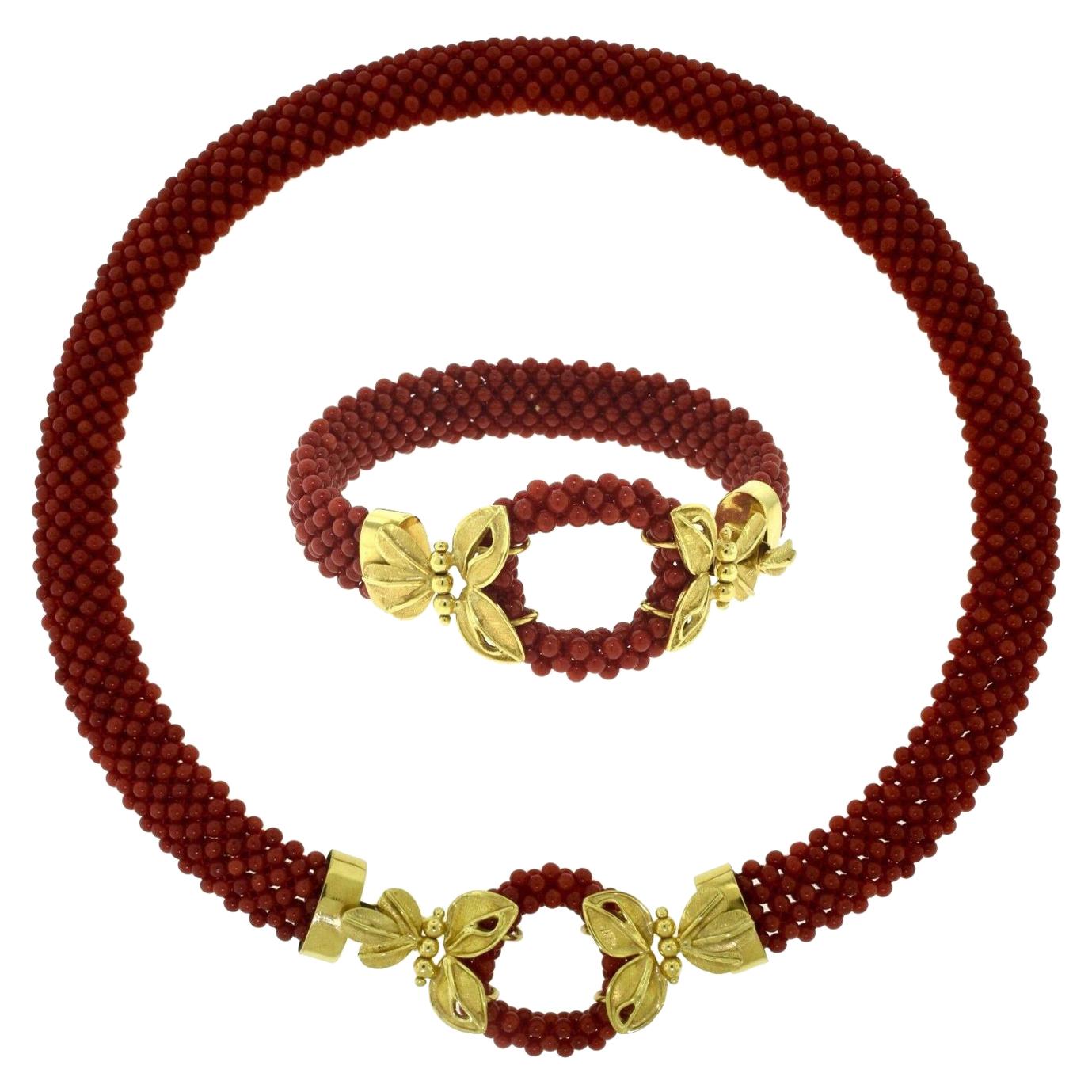 Ensemble collier et bracelet deux pièces en or jaune orné de perles de corail rouge naturel et de fleurs en vente