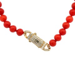 Collana vintage con perle di corallo rosso naturale e chiusura in oro tempestata di diamanti