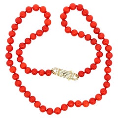 Collana vintage con perle di corallo rosso naturale e chiusura in oro tempestata di diamanti