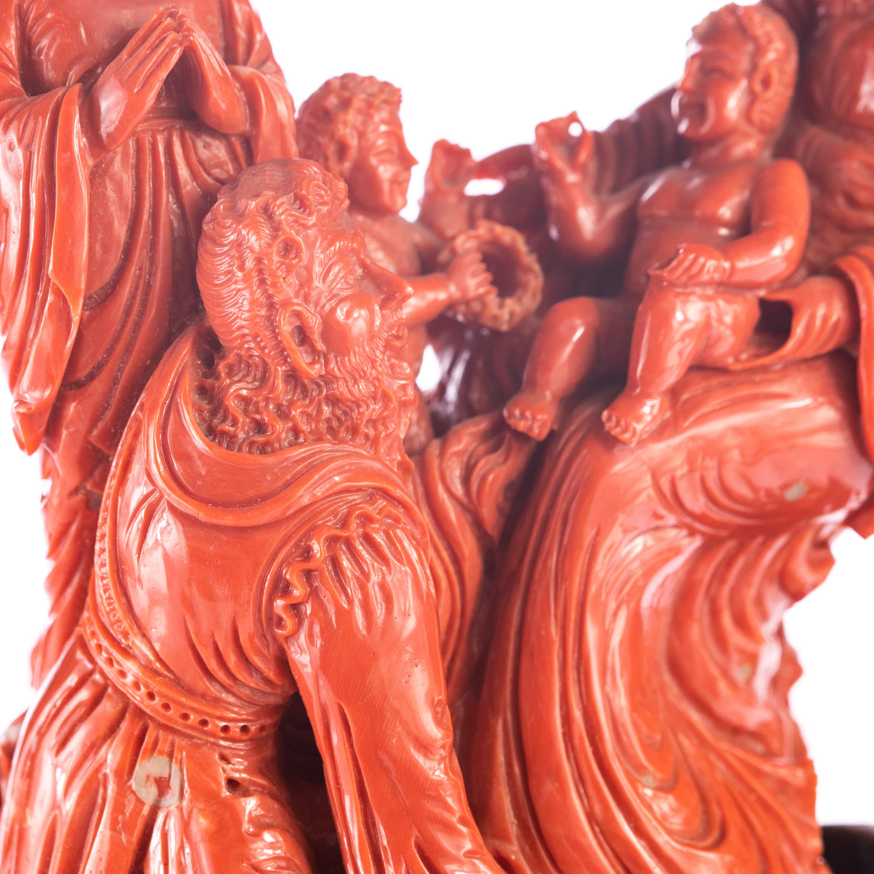 Chinesische Korallenskulptur, rote Mittelmeerkoralle. Inspiriert durch die traditionelle chinesische Familie. Liebe, Einigkeit und Glück kommen in einem einzigen Kunstwerk zusammen. Geschnitzt hohe Qualität Korallen detailliert orientiert, herrliche