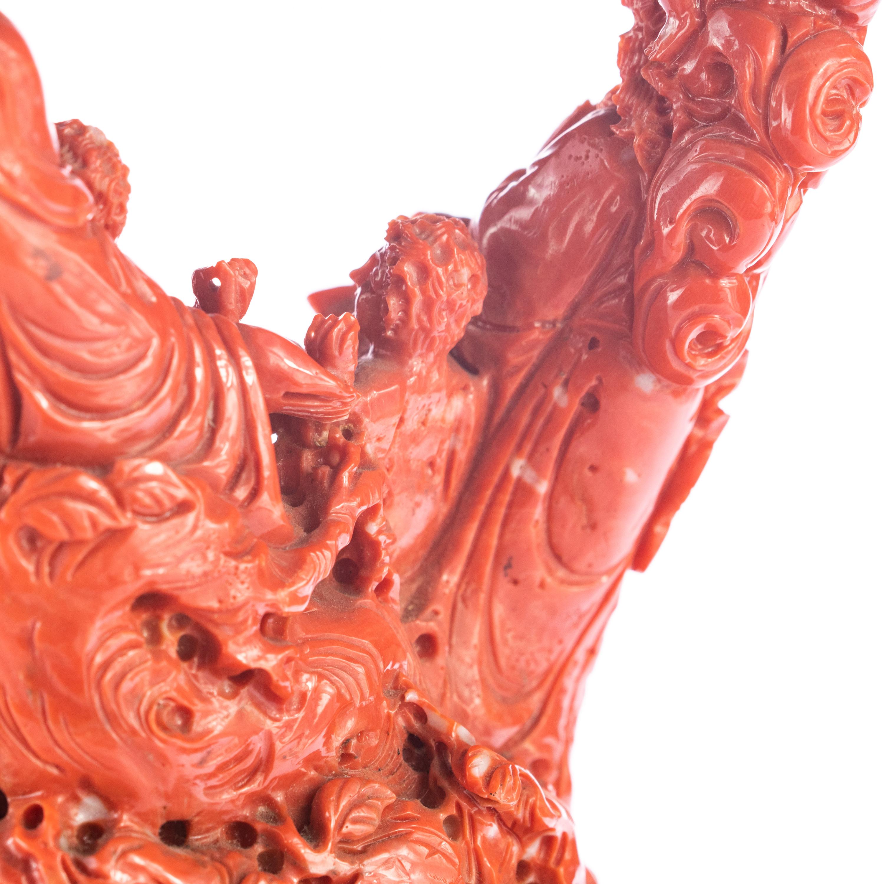 Natürliche rote Koralle chinesische Familie geschnitzt asiatische dekorative Liebe Statue Skulptur (Chinesisch) im Angebot