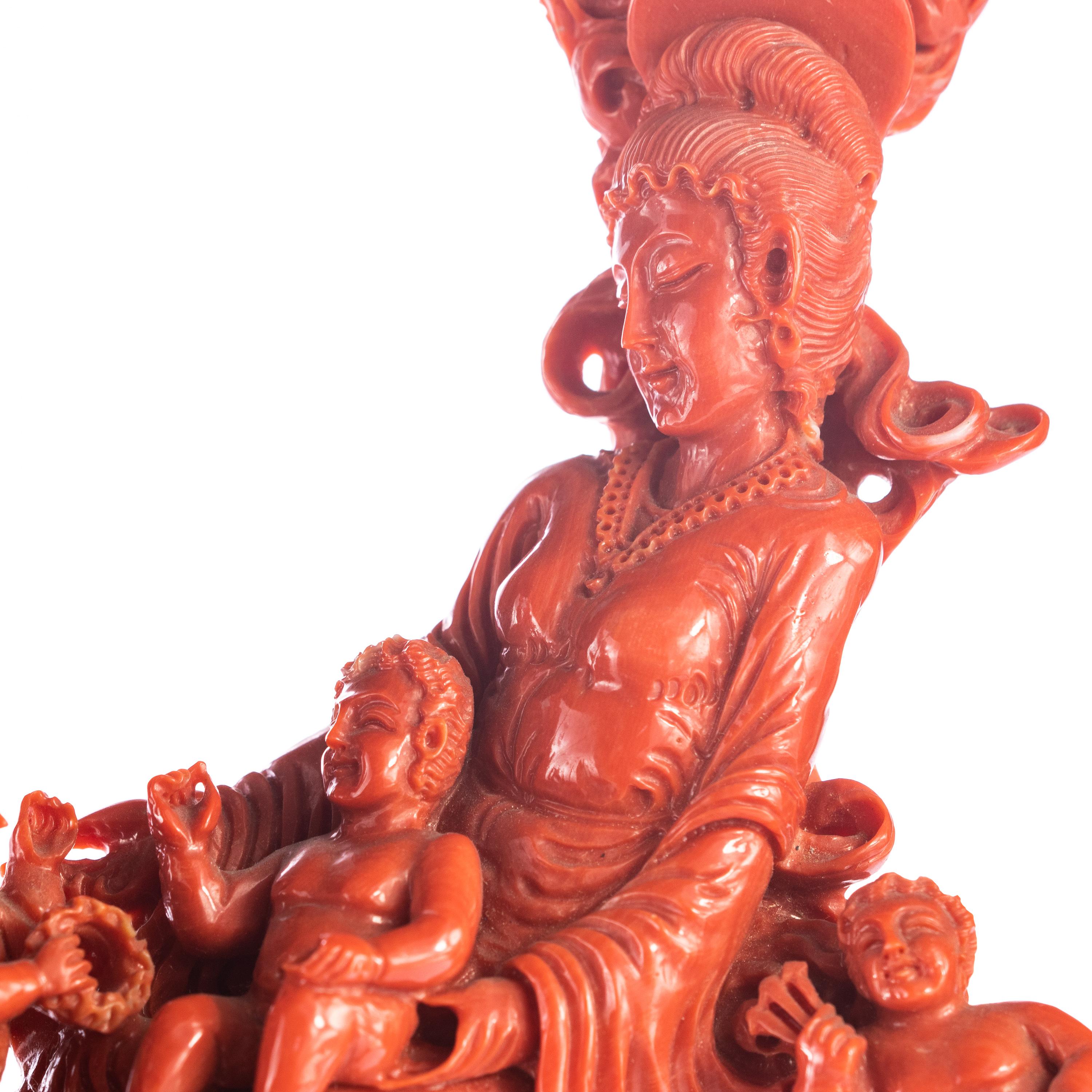 Natürliche rote Koralle chinesische Familie geschnitzt asiatische dekorative Liebe Statue Skulptur (20. Jahrhundert) im Angebot