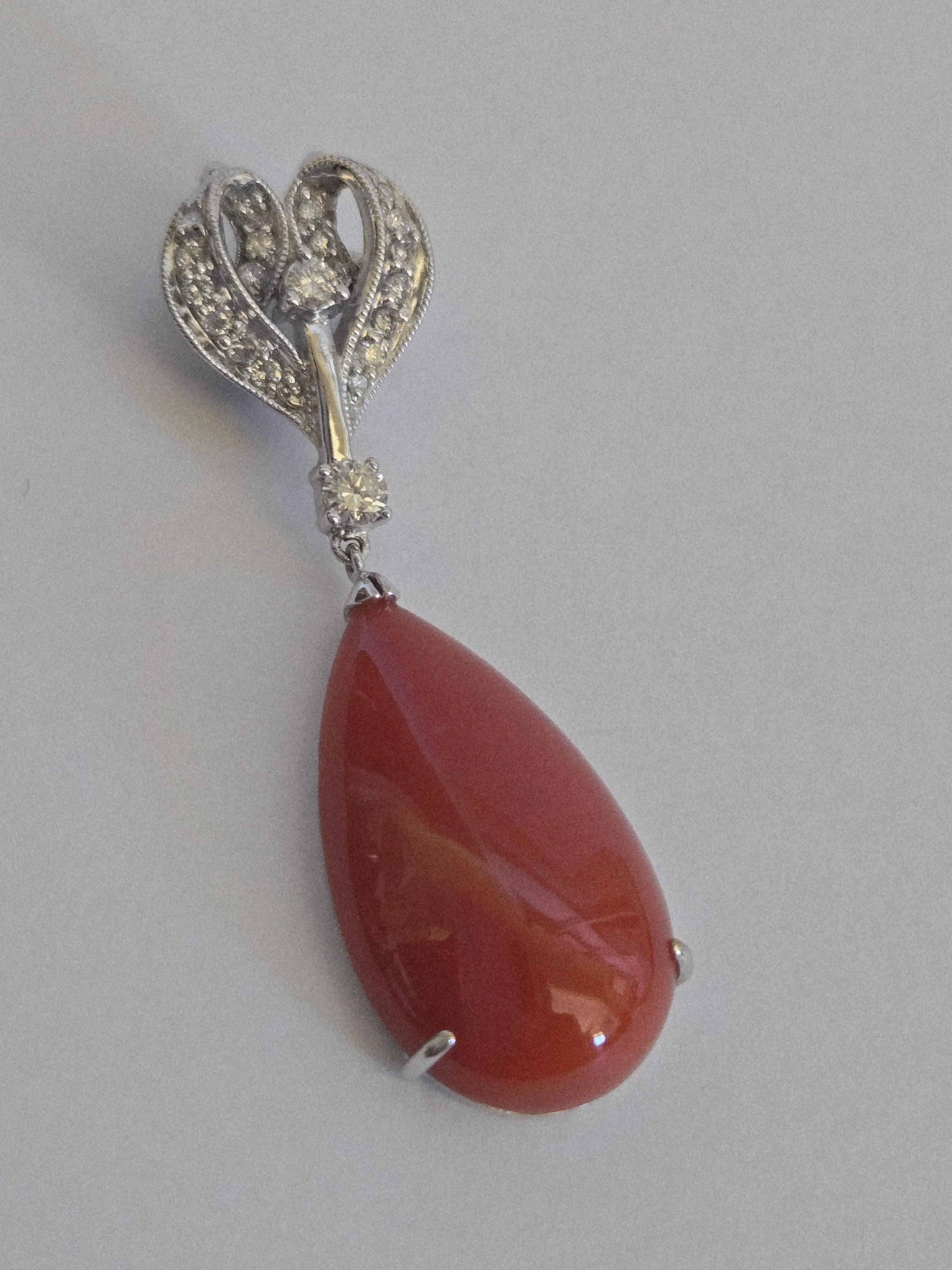 Ciondolo fatto a mano con corallo rosso naturale e diamanti in oro 18 carati In condizioni buone in vendita a Pasadena, CA